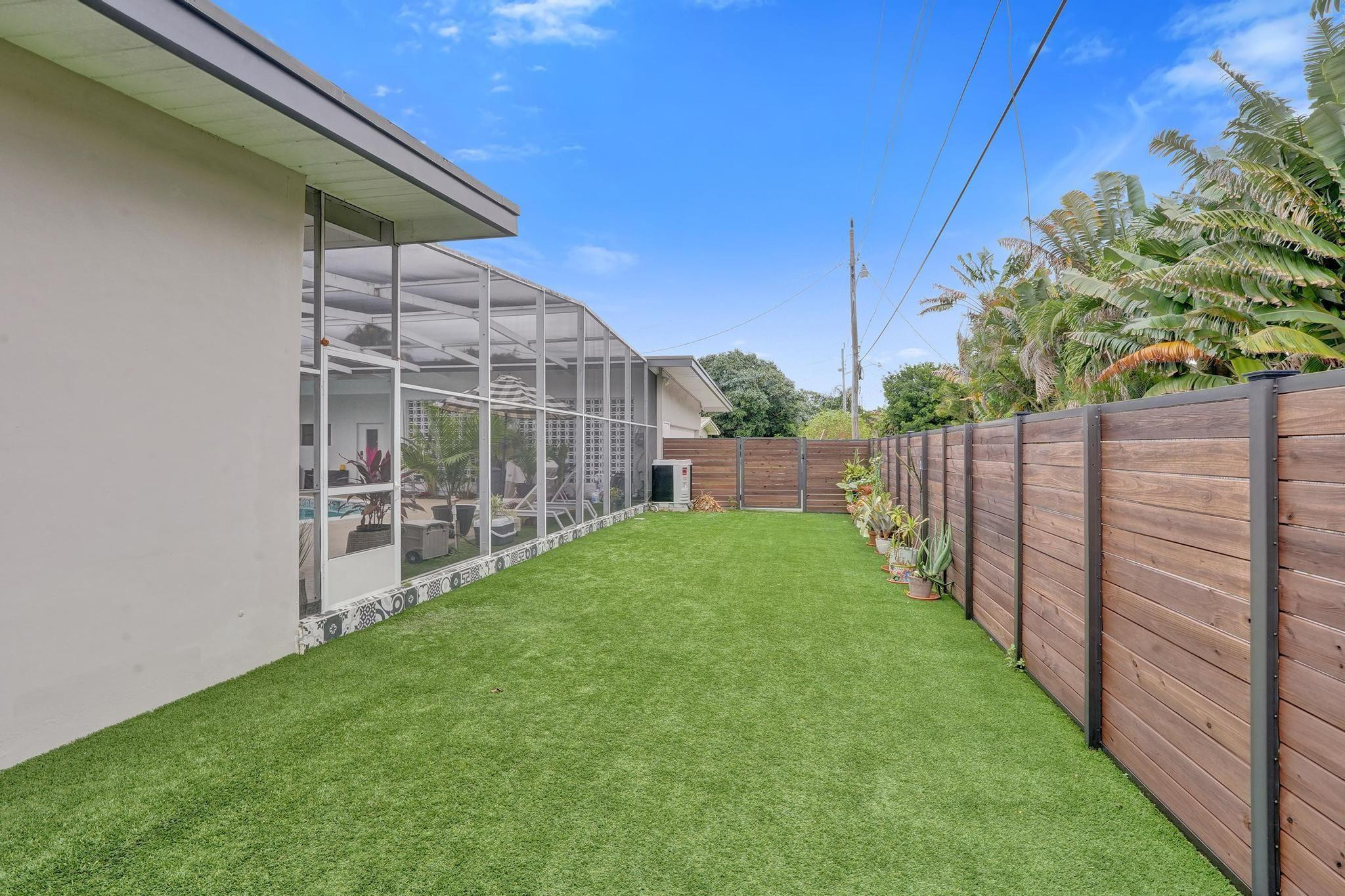 HOLLYWOOD HILLS - Residential