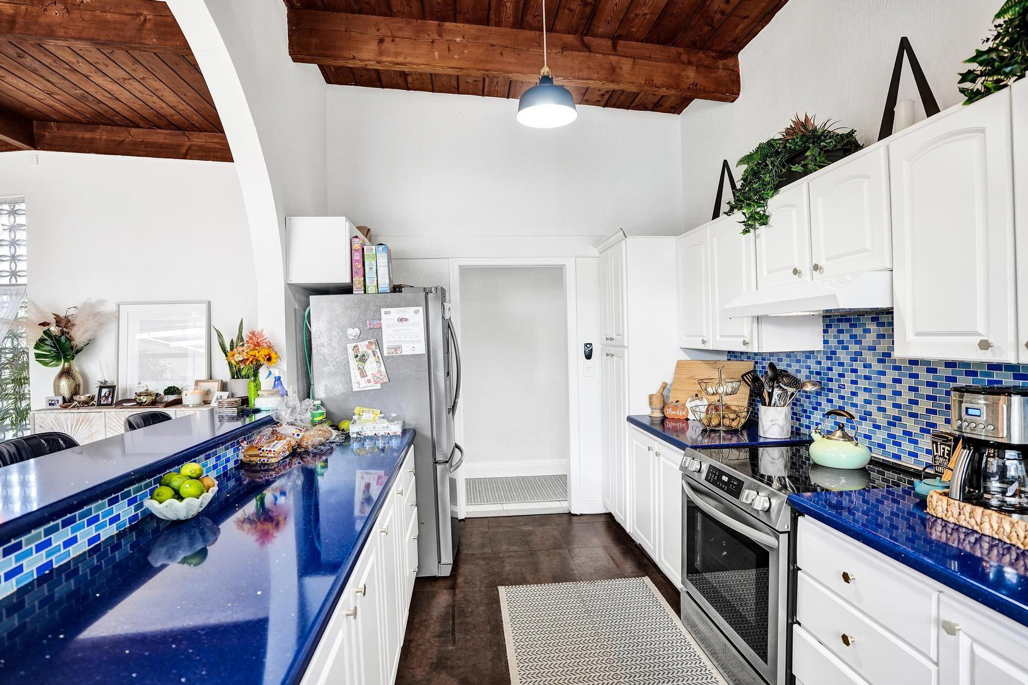 HOLLYWOOD HILLS - Residential