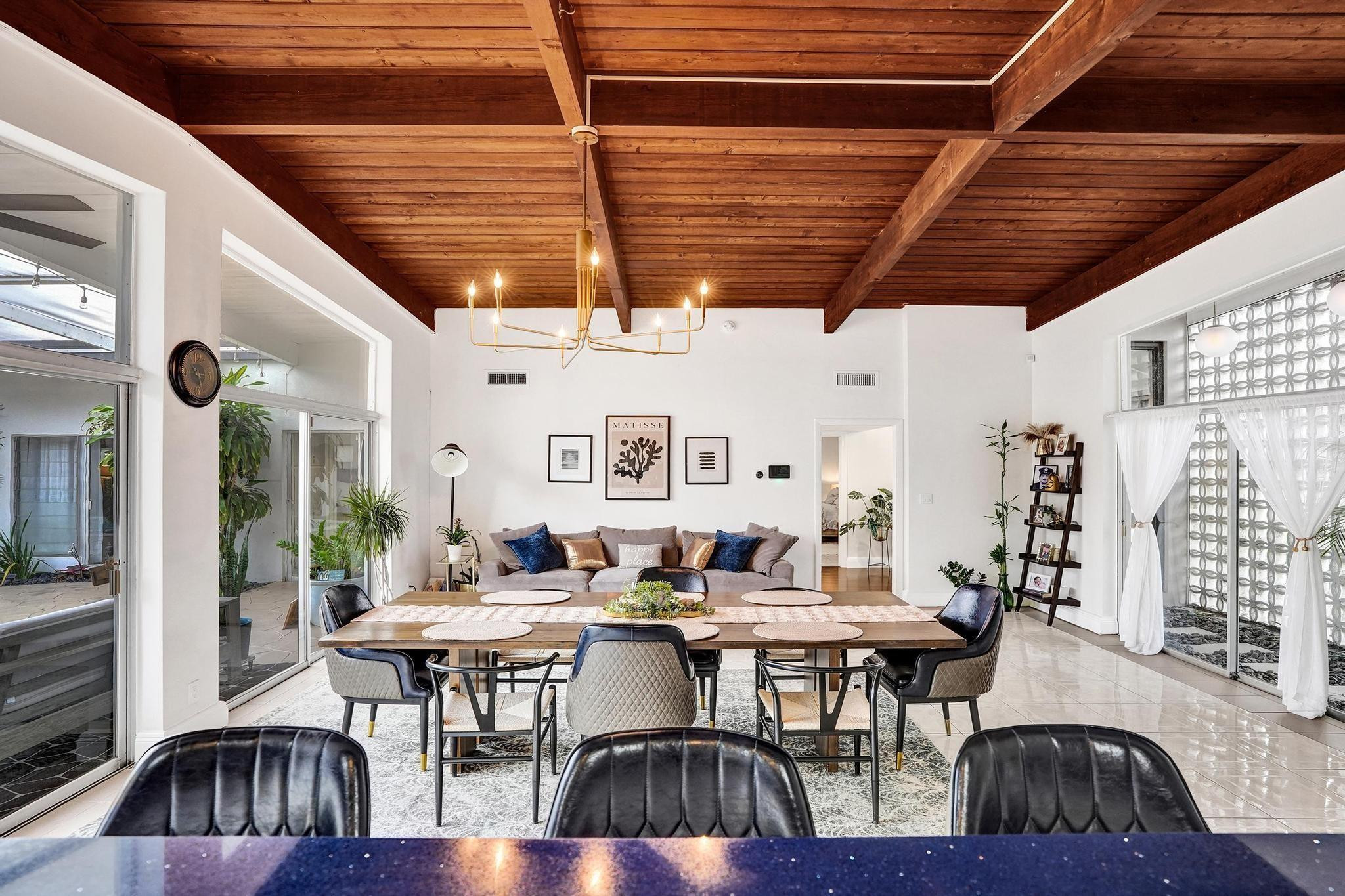 HOLLYWOOD HILLS - Residential
