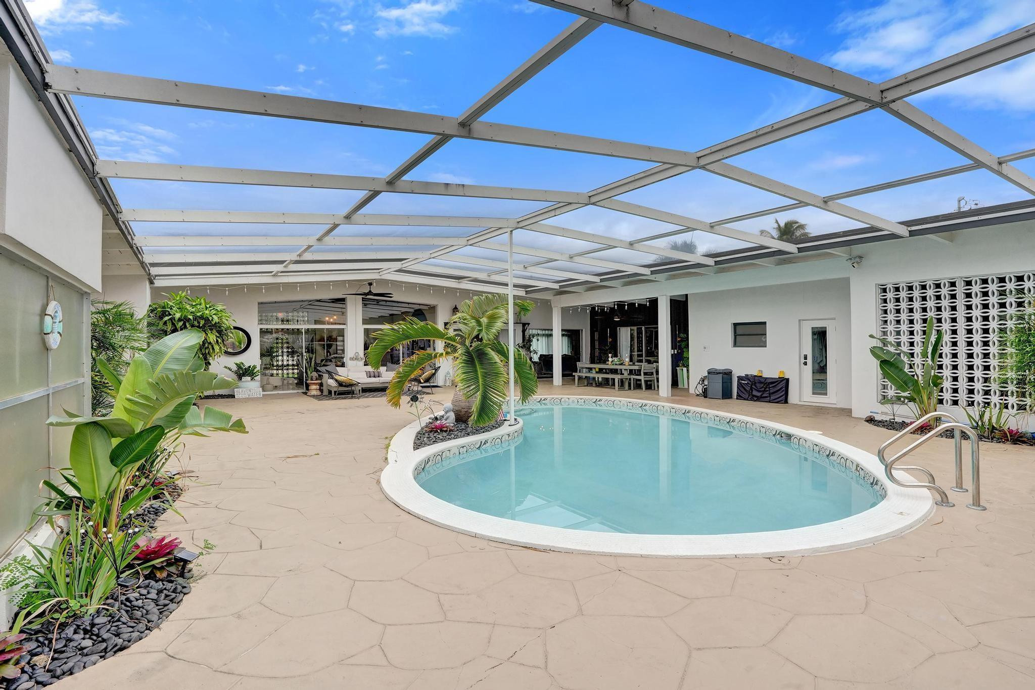 HOLLYWOOD HILLS - Residential