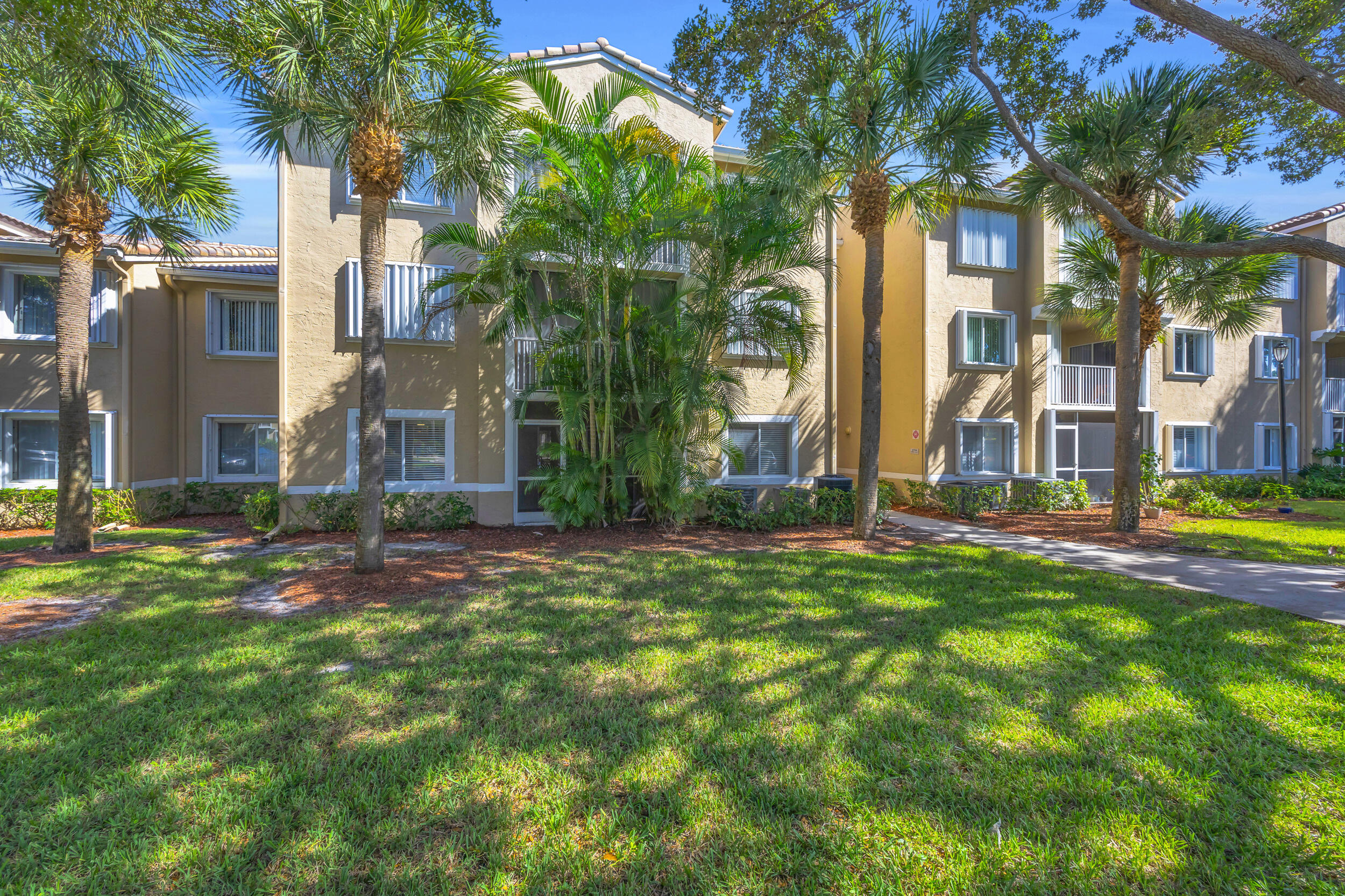 LIGHTHOUSE COVE AT TEQUESTA CONDO - Residential