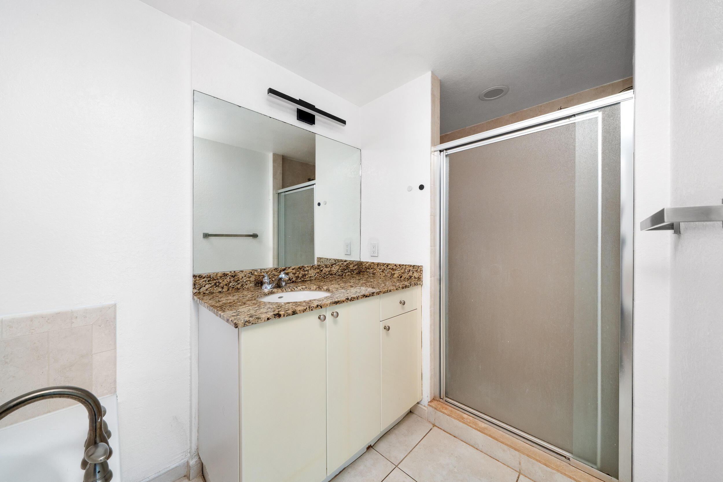 RADIUS CONDO - Residential