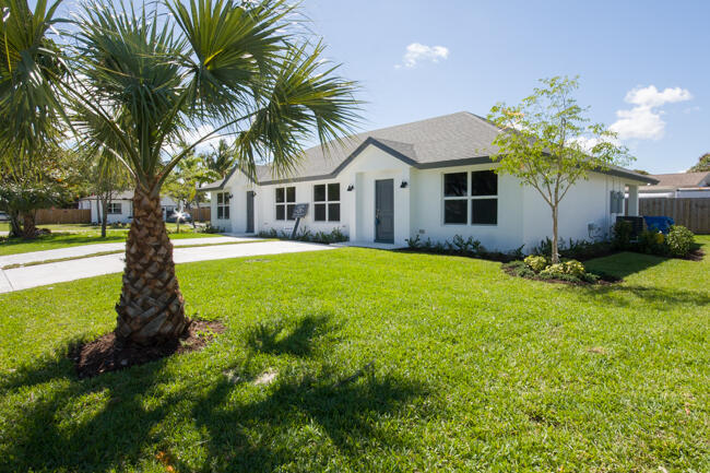 Newer 2022 build... enjoy this modern open concept spacious 2/2 villa. Features stainless steel appliances, granite counters and kitchen island, spacious living room and master bedroom with walk-in closet. Fenced yard. Two car drive-way. Walking distance from Lantana beach, dining and shopping.