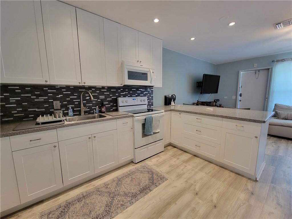 Boutique COOP on the canal East of Us 1 and a short walk to the beach and Oakland Parks many restaurants and bars. Completely updated and nicely appointed with newer A/C, flooring, kitchen, bathroom and impact windows