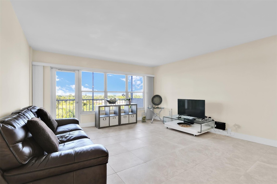 Country Club Tower - Residential