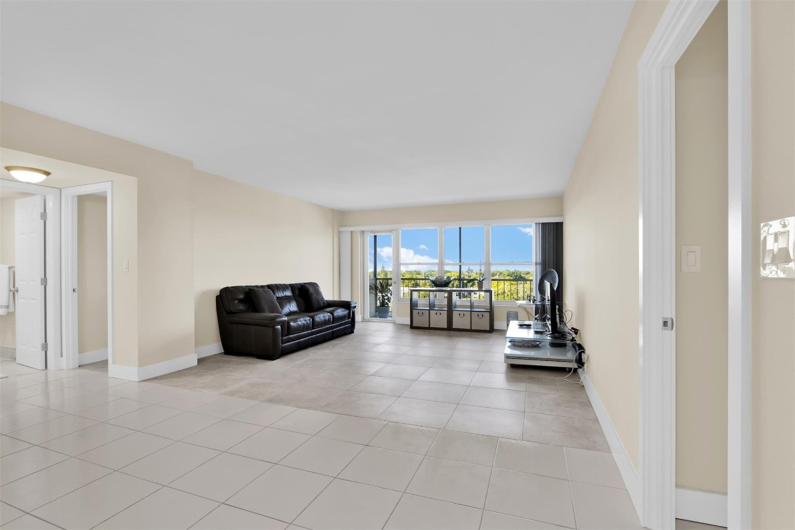 Country Club Tower - Residential