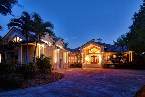 Fantastic opportunity to live in the most unique and natural Golf venue in South Florida.4BRs with 4.5 Baths on a gorgeous 3/4 acre lot with southern exposure and panoramic,tranquil views of Golf and preserve.Many features include huge bonus/office/play room over garage,exercise room,spacious sunny pool area,large master suite with sitting area,formal dining room.
