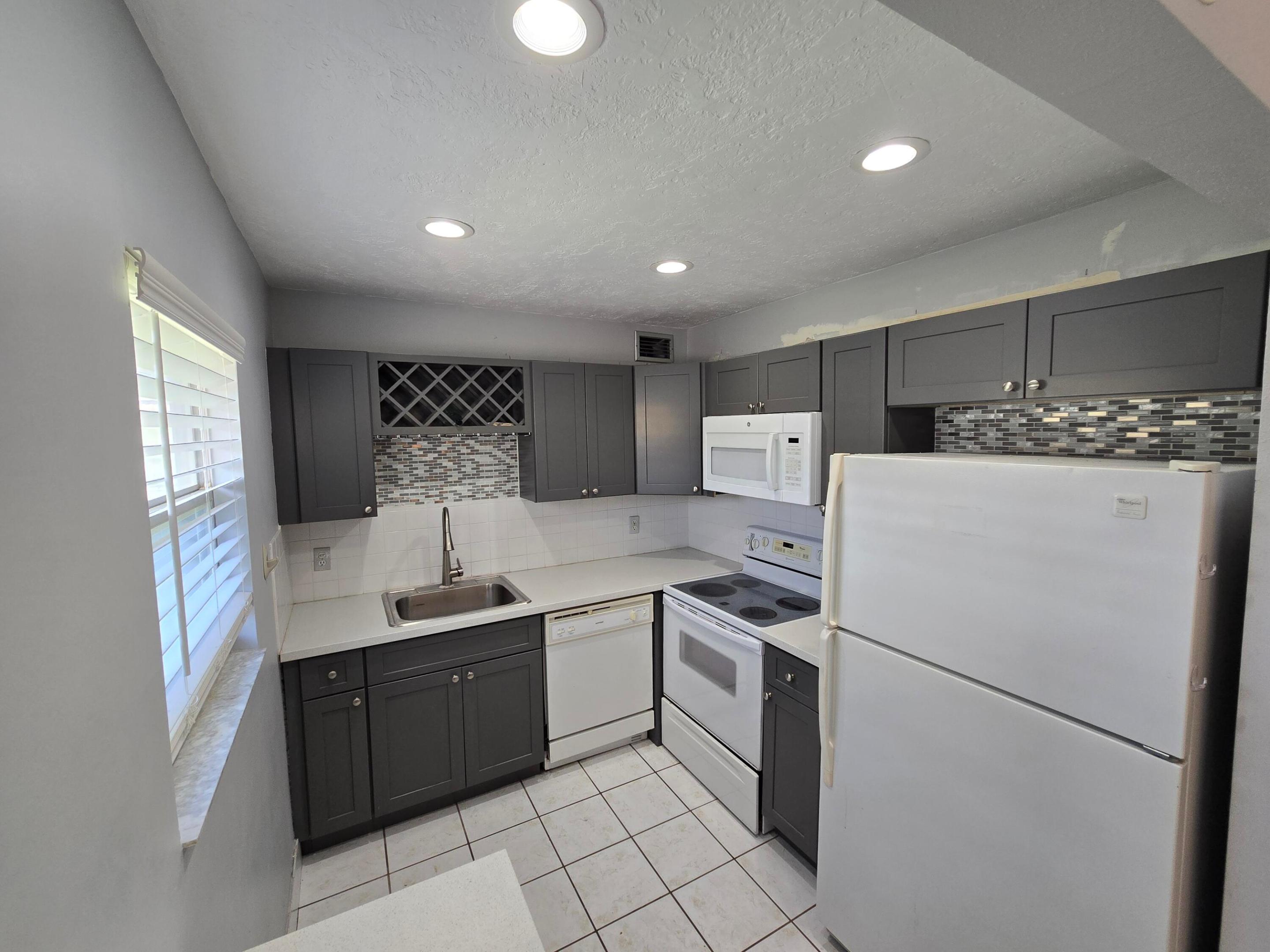 KINGS POINT SAXONY CONDOS - Residential