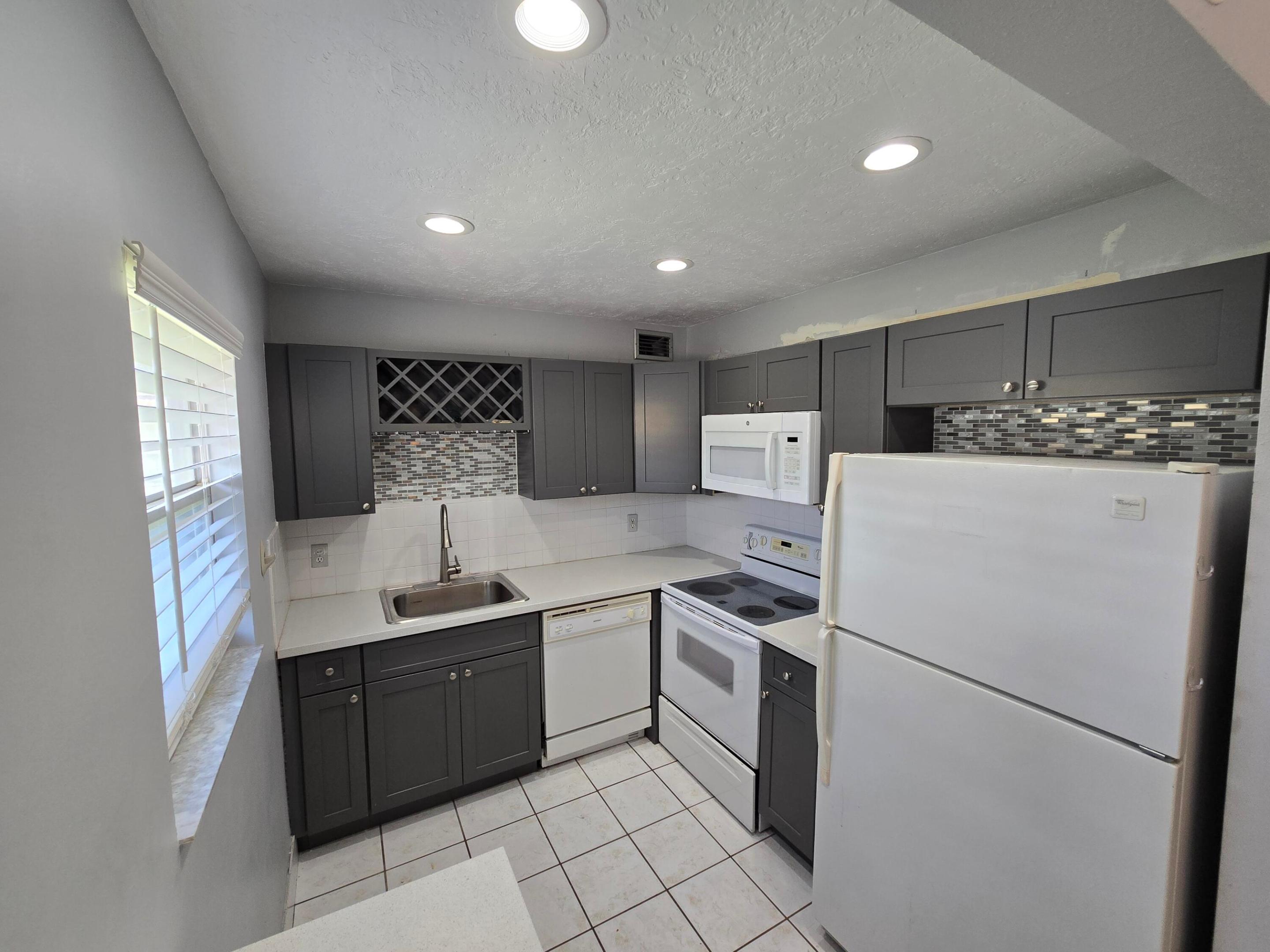 KINGS POINT SAXONY CONDOS - Residential