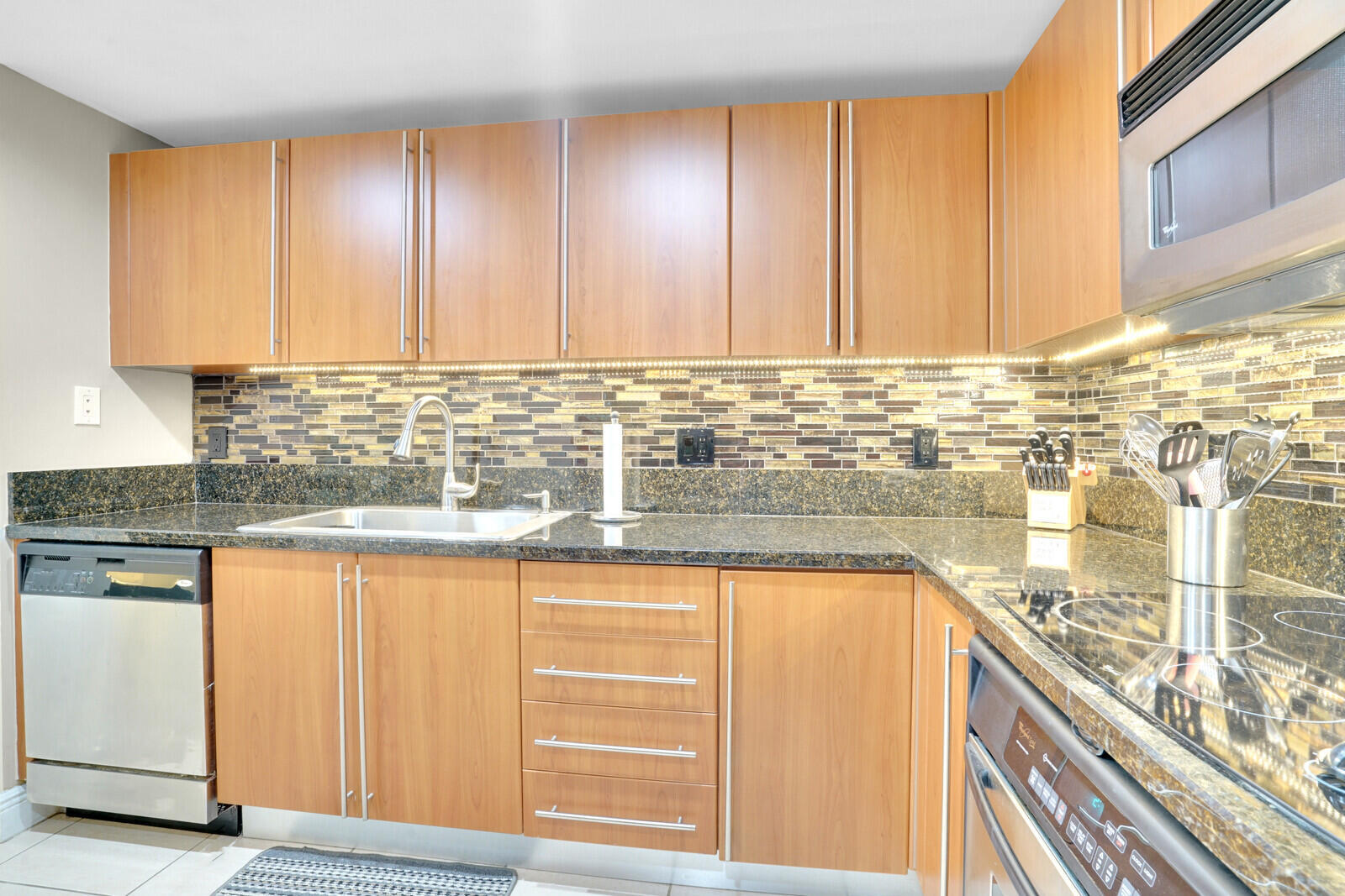 610 CLEMATIS CONDO - Residential Lease