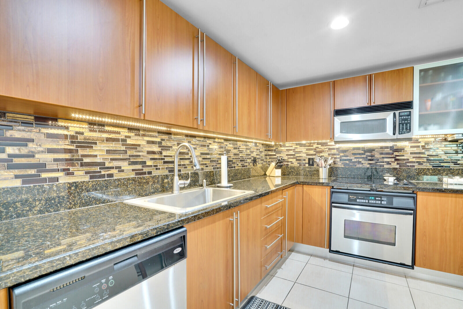 610 CLEMATIS CONDO - Residential Lease