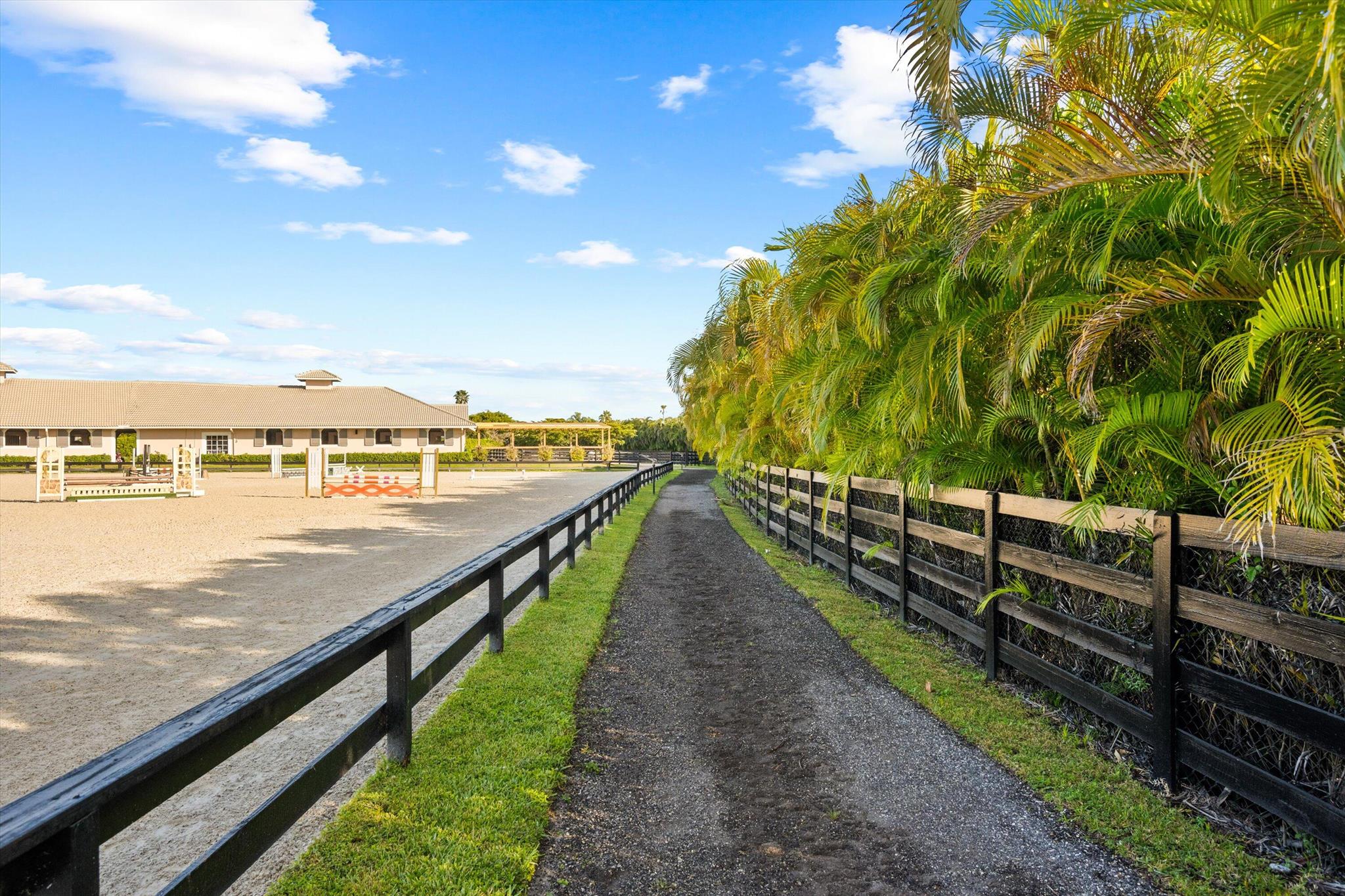 SADDLE TRAIL PARK OF WELLINGTON - Residential