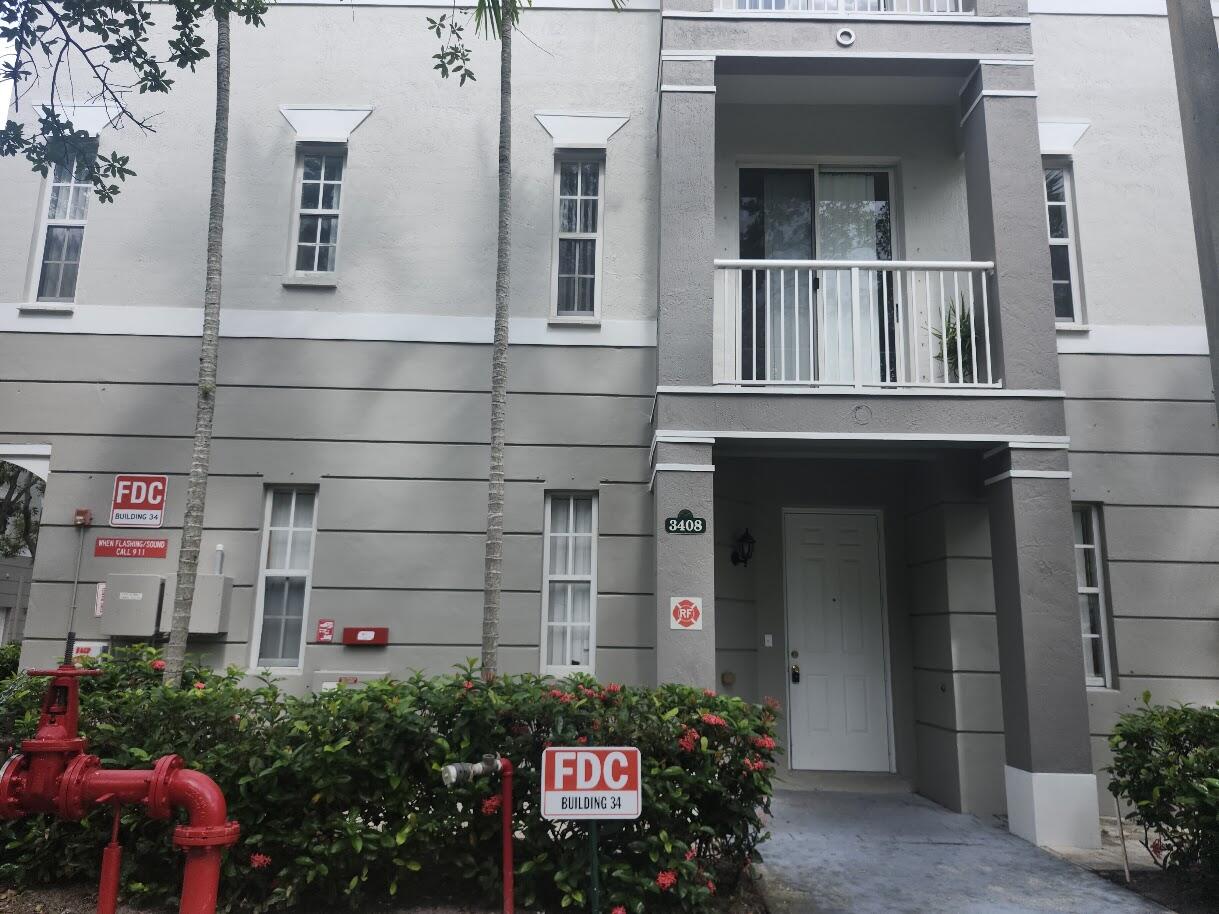 Beautiful corner unit- 4 bedroom 3.5 bathroom with an open kitchen, spacious living area and formal dining area. Only minutes from shopping, schools and more!