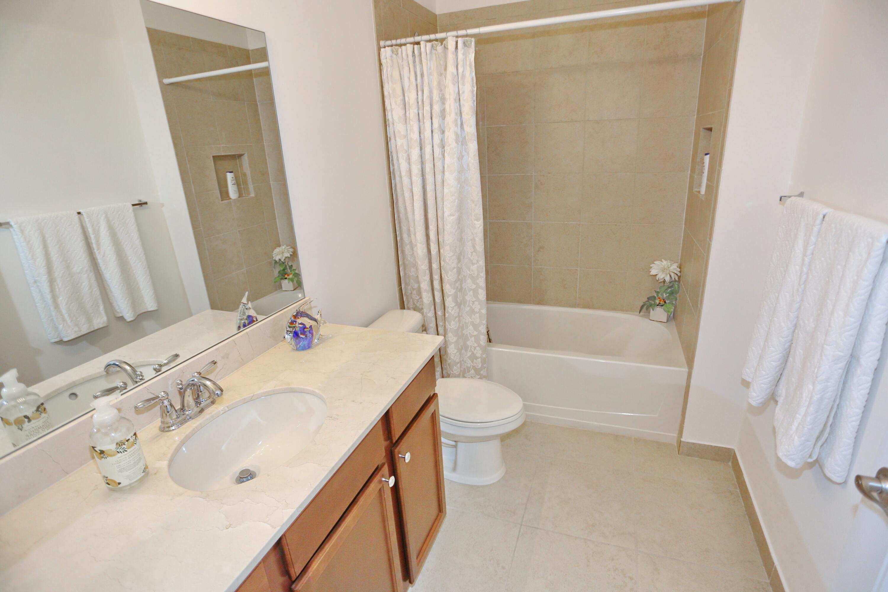 VISTA LAGO - Residential
