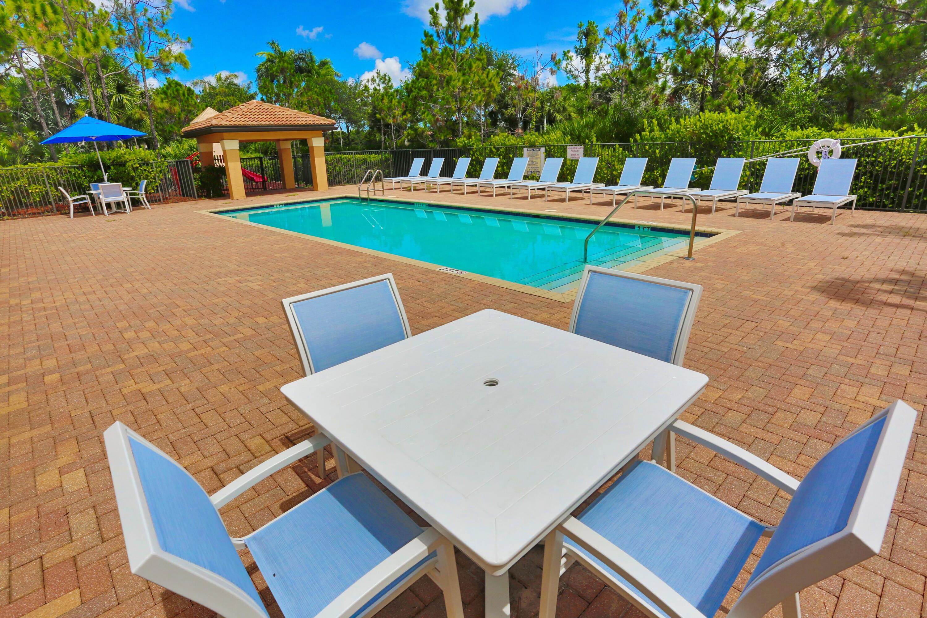 VISTA LAGO - Residential