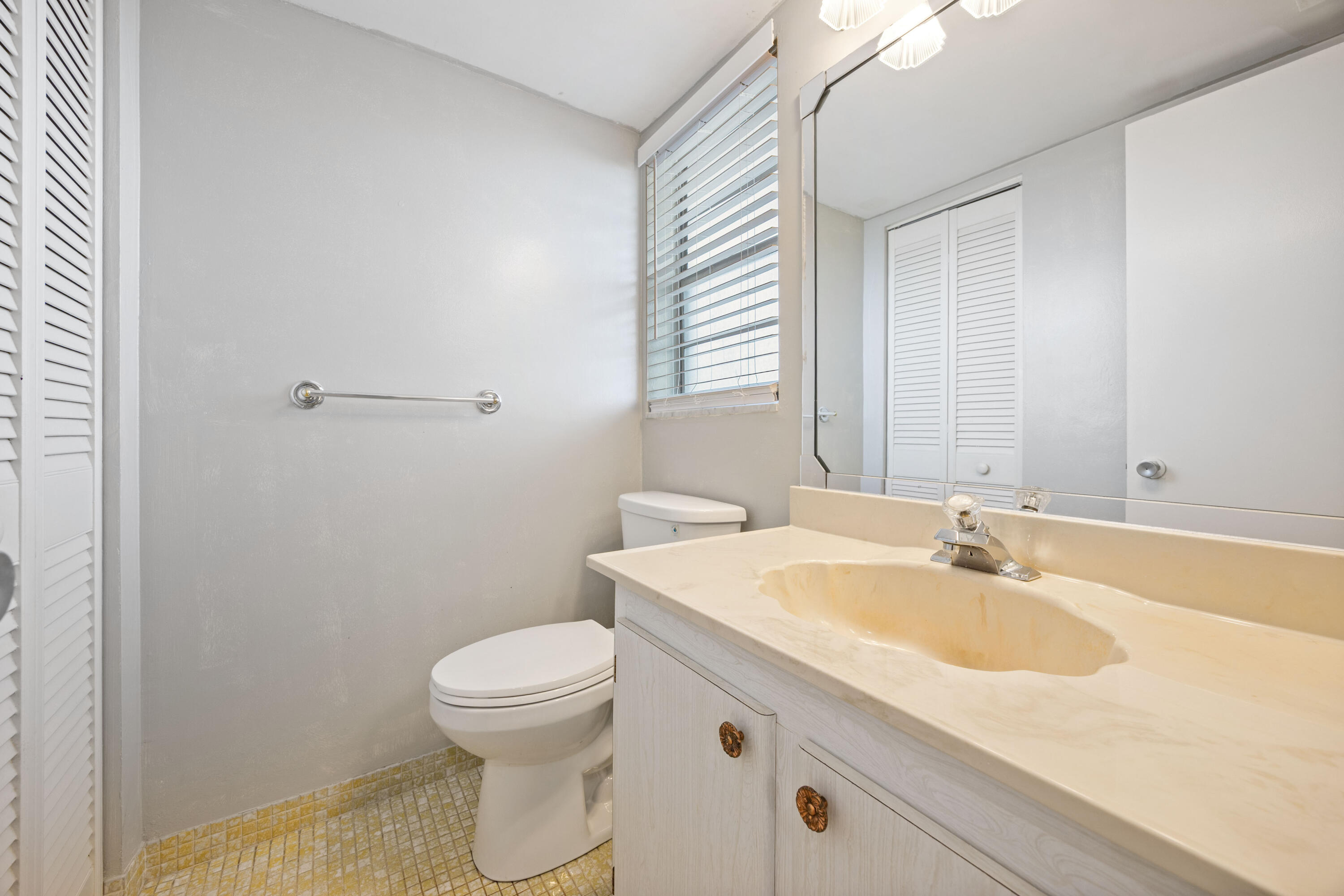 VILLAGE ROYALE ON THE GREEN CONDO - Residential