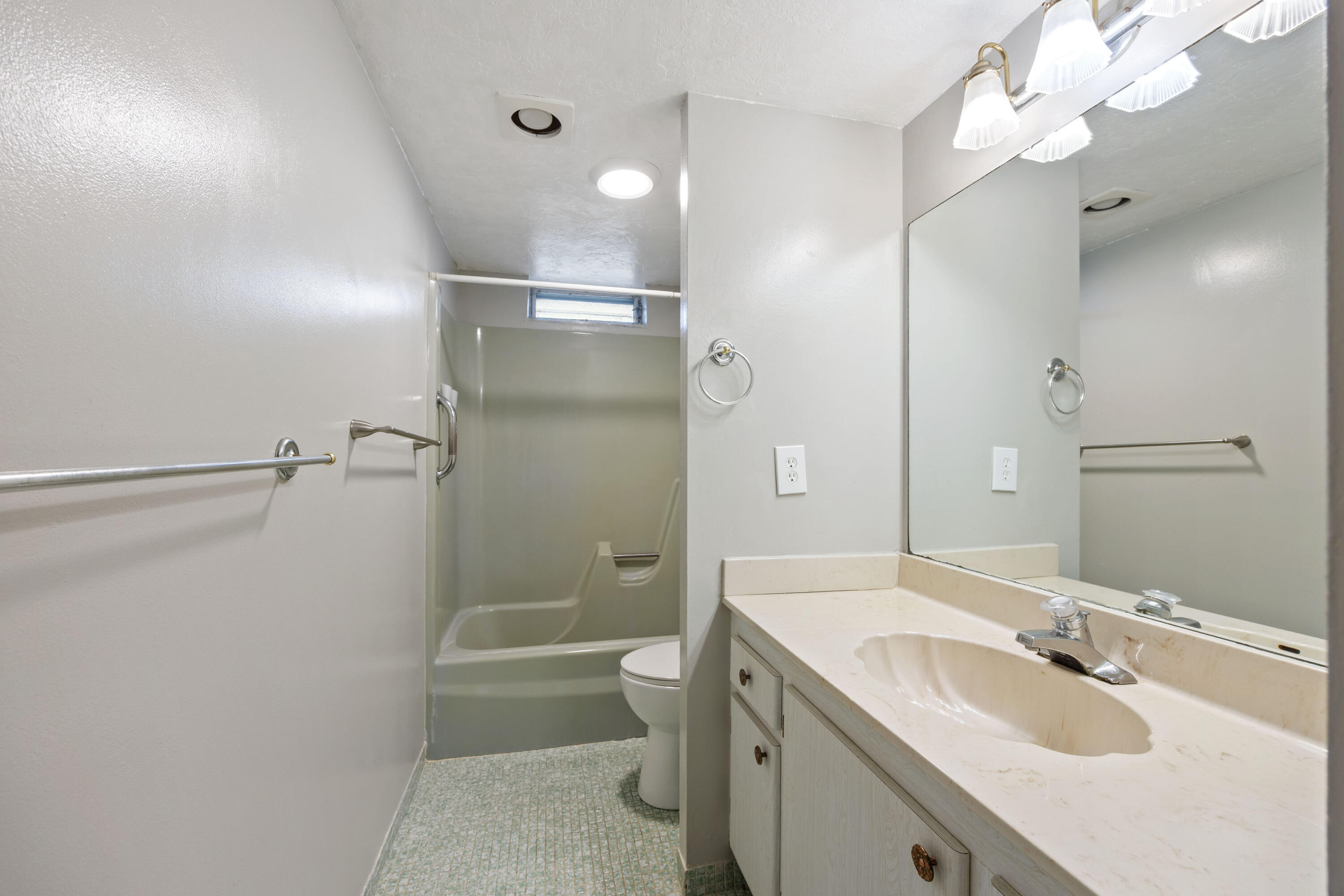 VILLAGE ROYALE ON THE GREEN CONDO - Residential