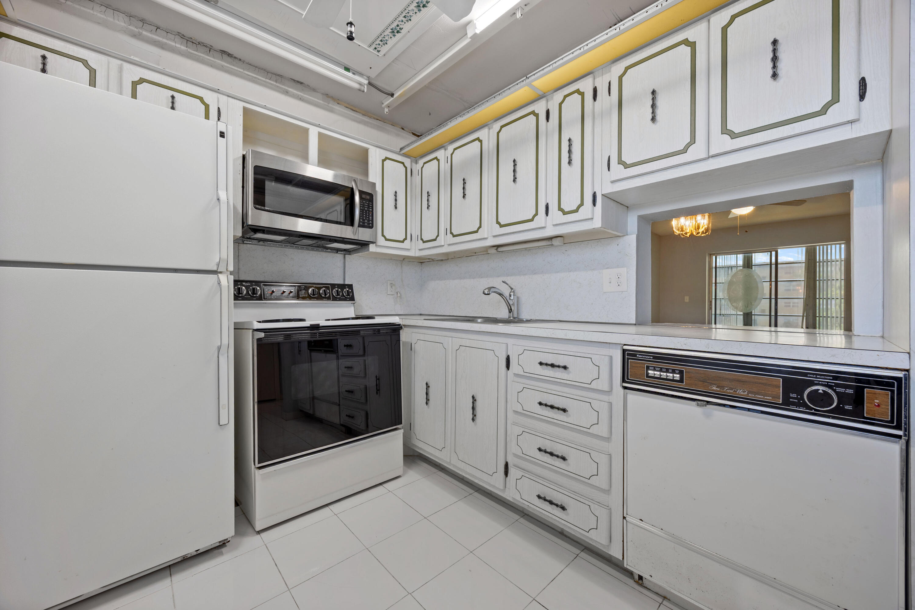 VILLAGE ROYALE ON THE GREEN CONDO - Residential