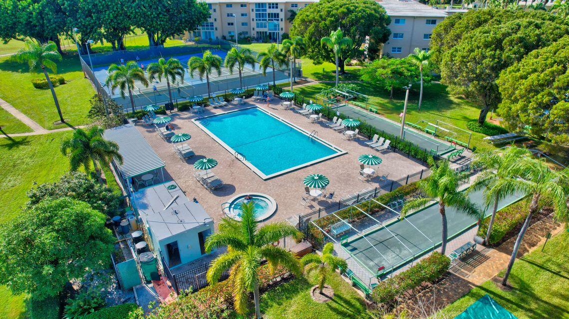 VILLAGE ROYALE ON THE GREEN CONDO - Residential
