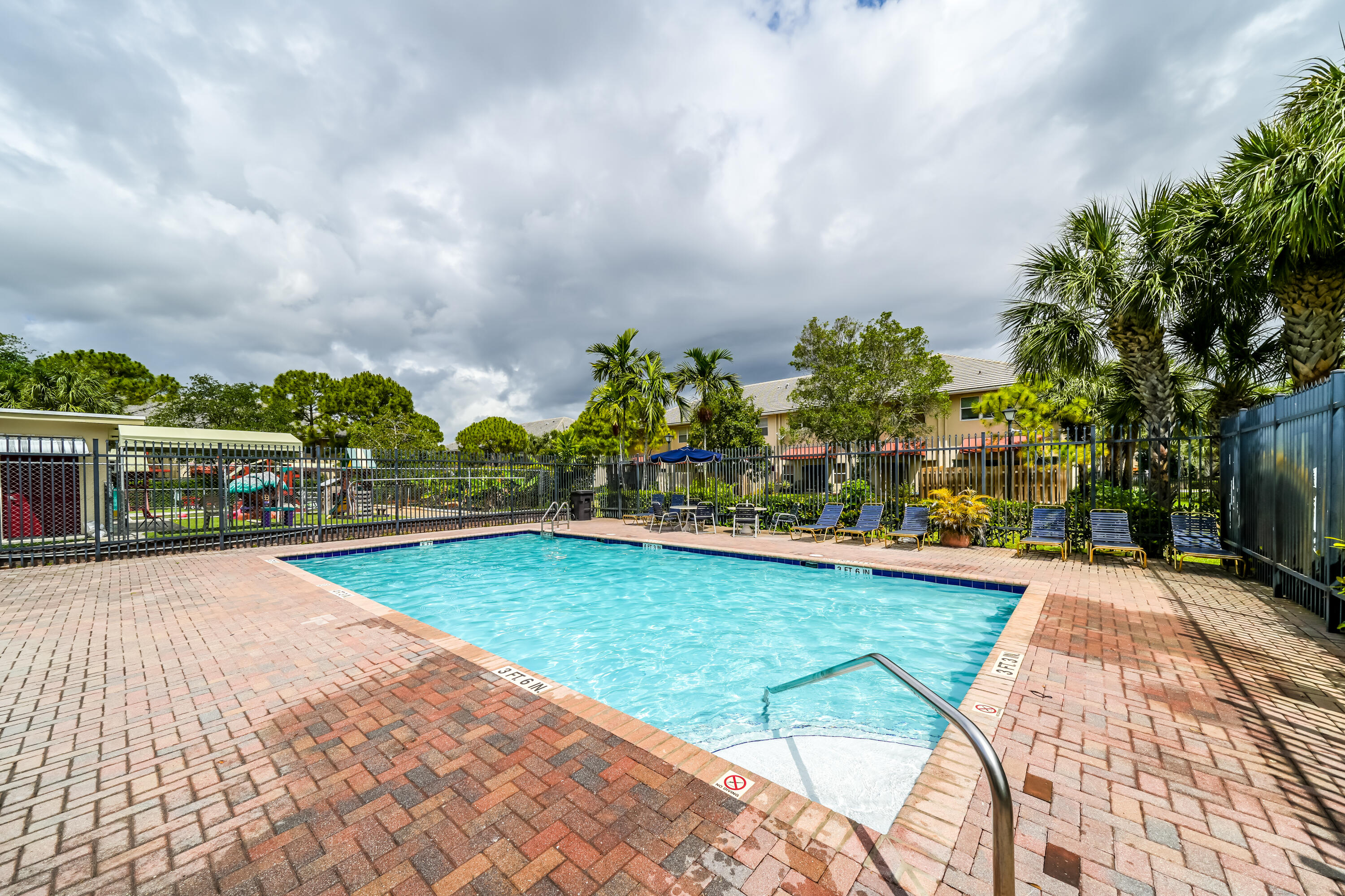 CARRIAGE HOMES AT BENTLEY PARK - Residential