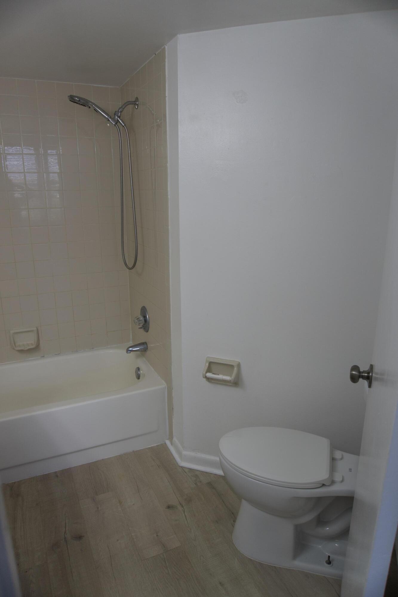 LAKE POINTE CONDOMINIUM NO - Residential Lease