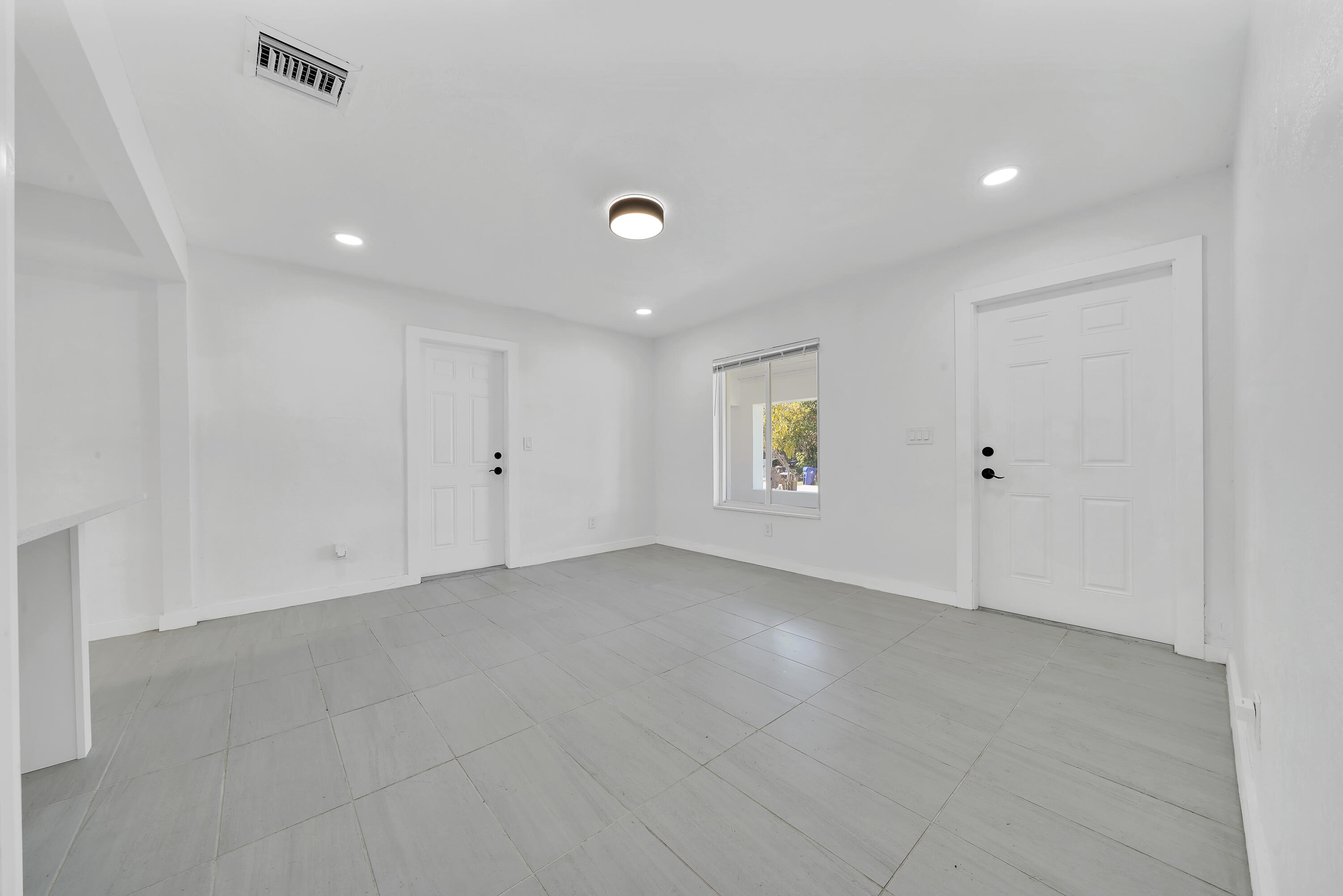 LAUDERDALE PARK 6-33 1/2 - Residential Lease