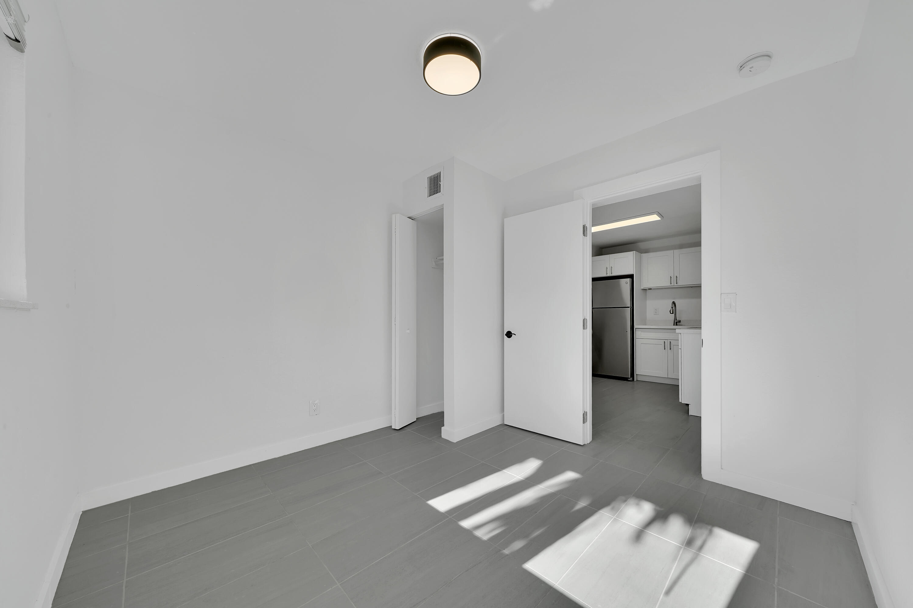 LAUDERDALE PARK 6-33 1/2 - Residential Lease