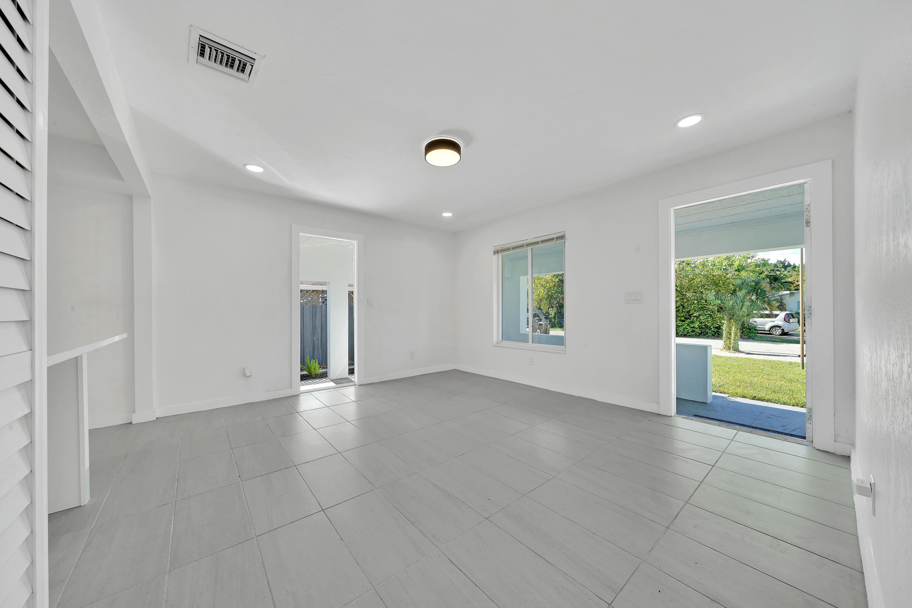 LAUDERDALE PARK 6-33 1/2 - Residential Lease