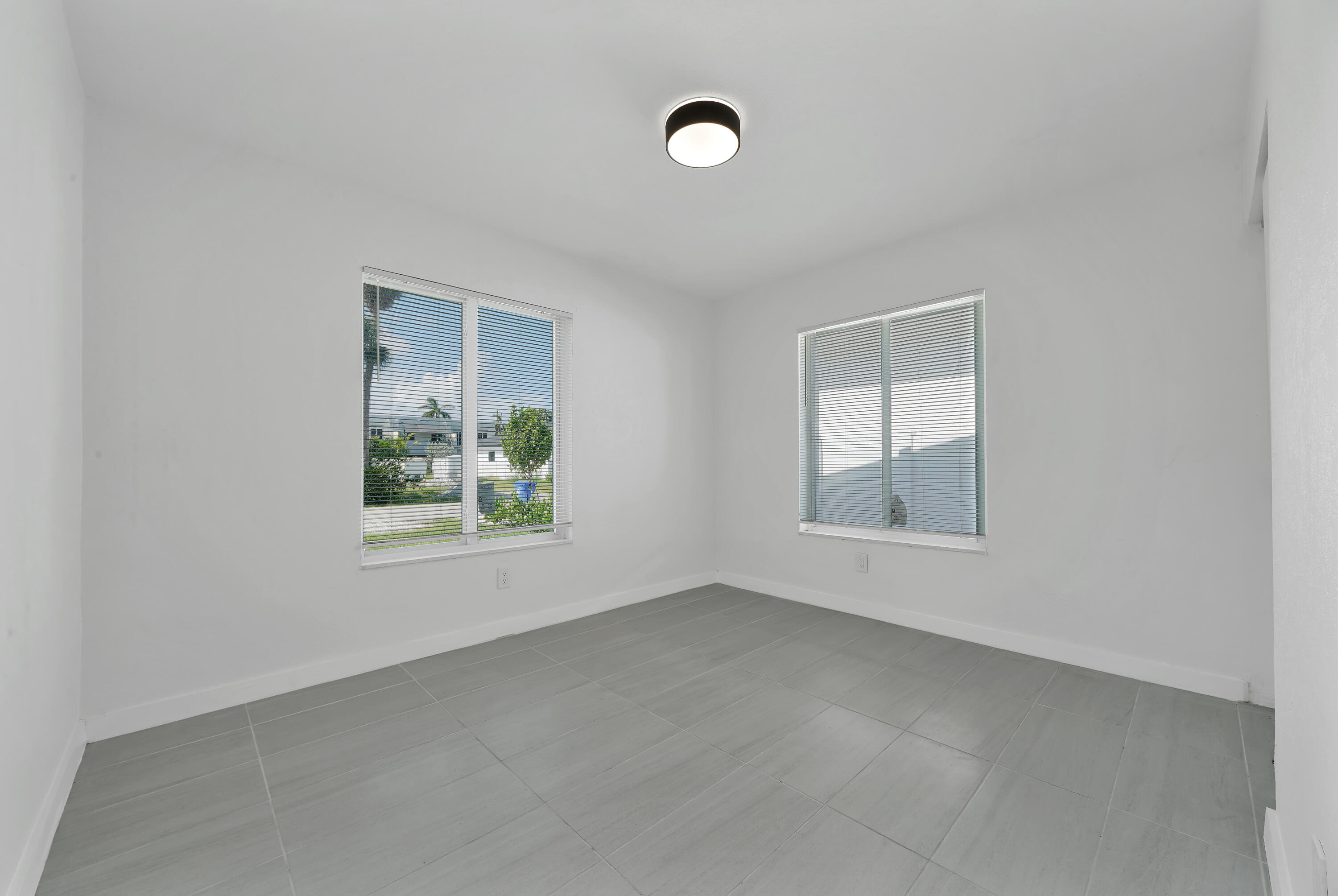 LAUDERDALE PARK 6-33 1/2 - Residential Lease