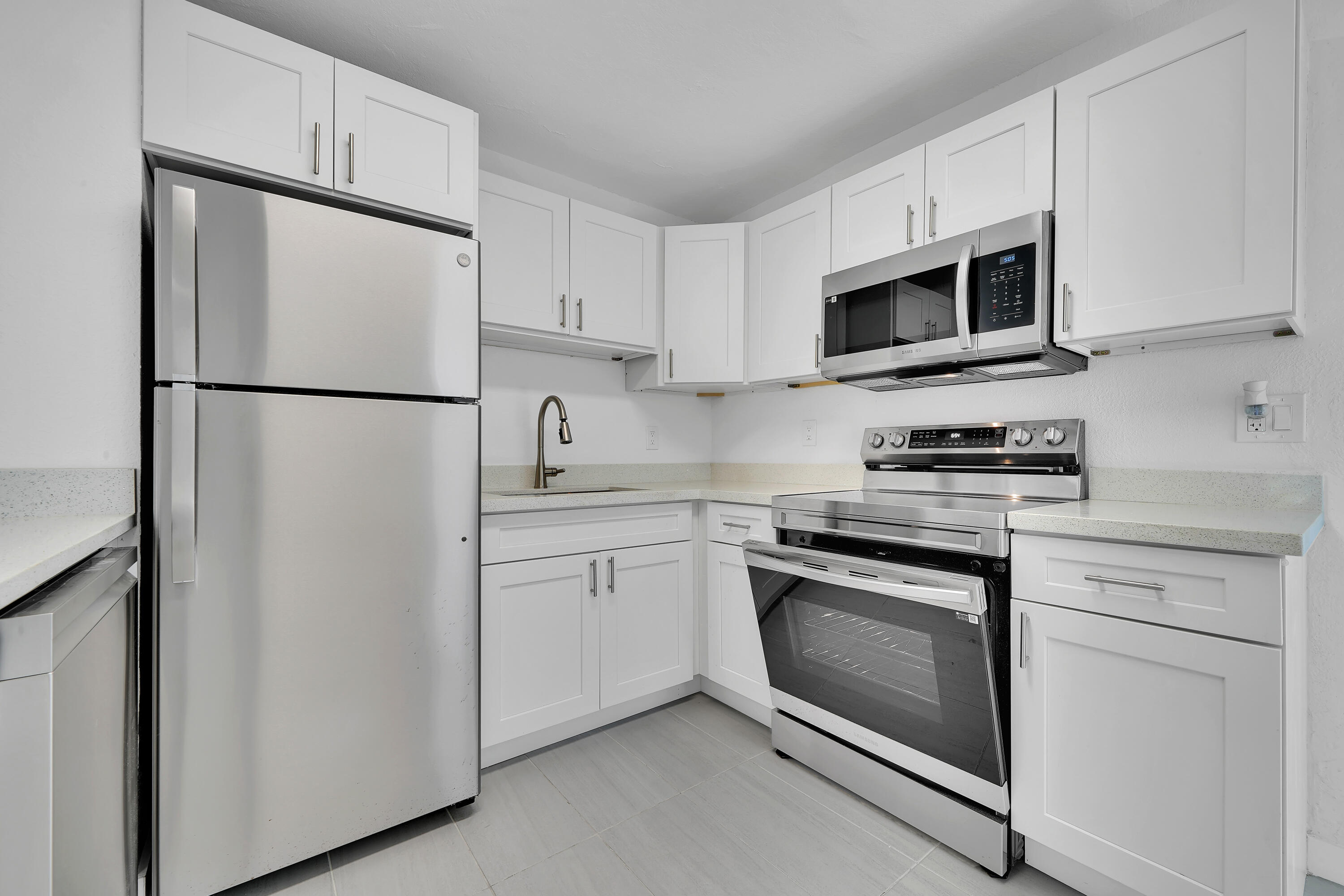 LAUDERDALE PARK 6-33 1/2 - Residential Lease