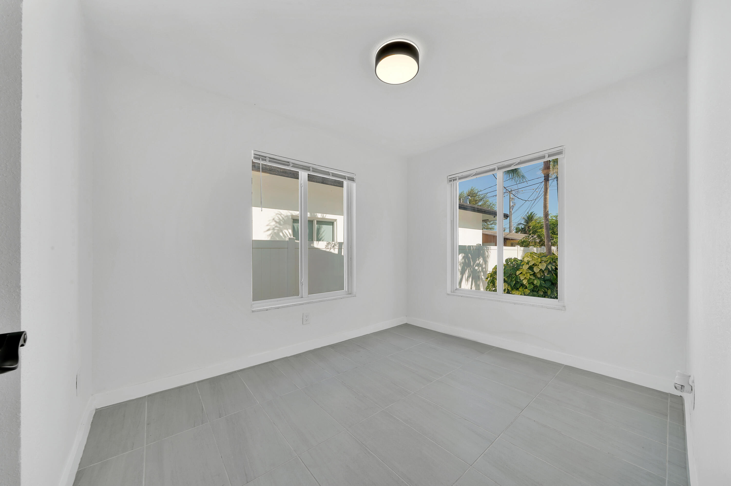 LAUDERDALE PARK 6-33 1/2 - Residential Lease