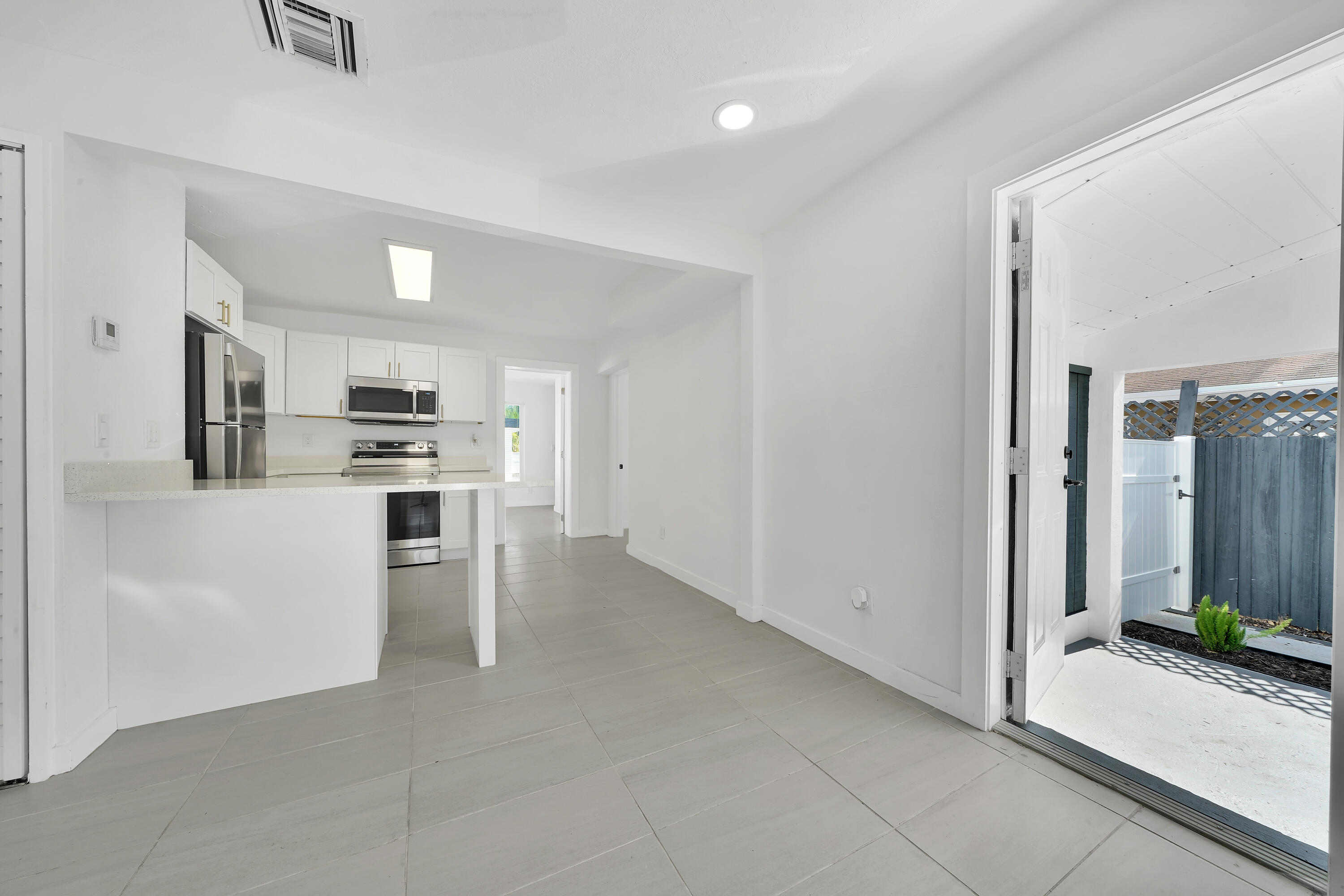 LAUDERDALE PARK 6-33 1/2 - Residential Lease
