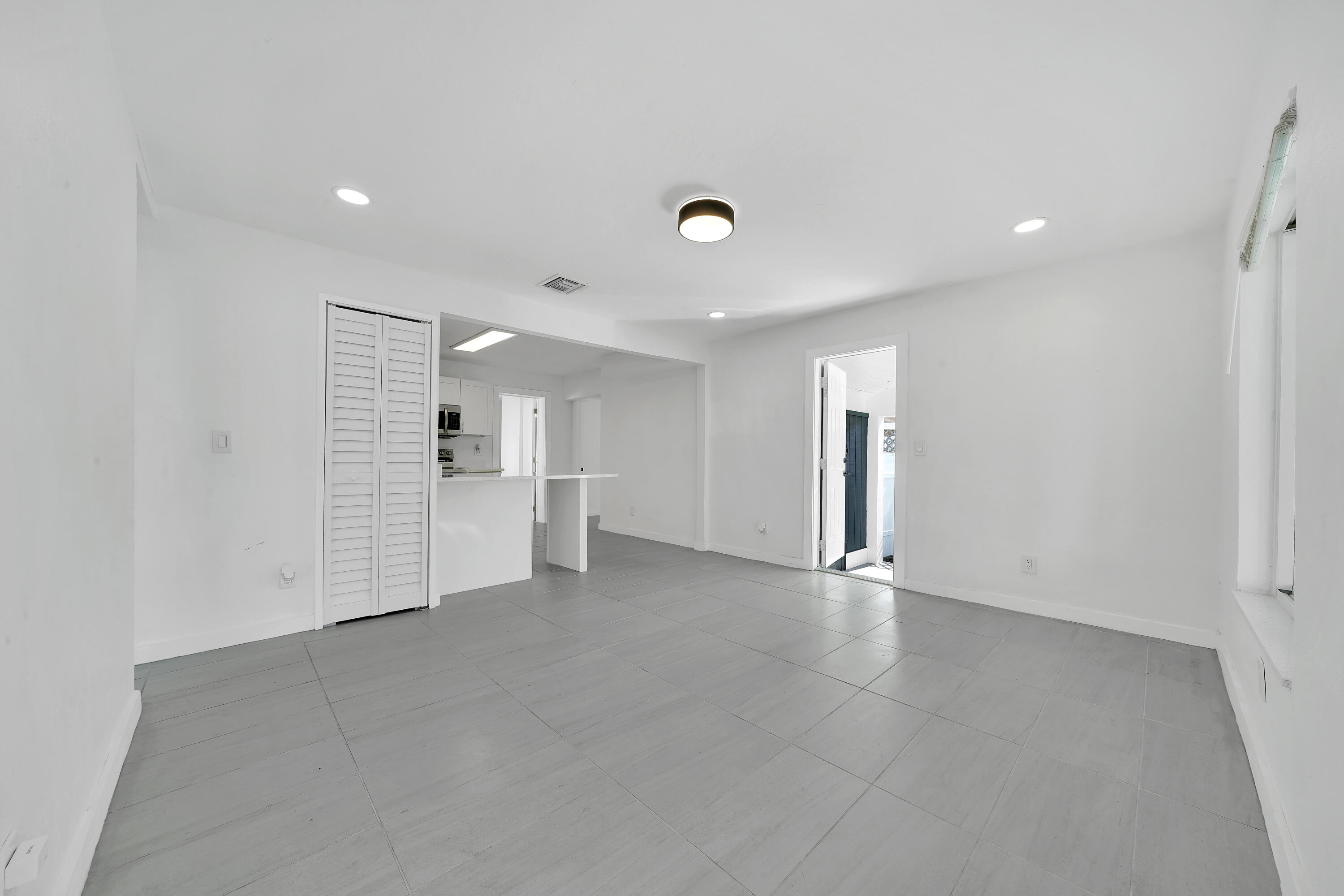 LAUDERDALE PARK 6-33 1/2 - Residential Lease