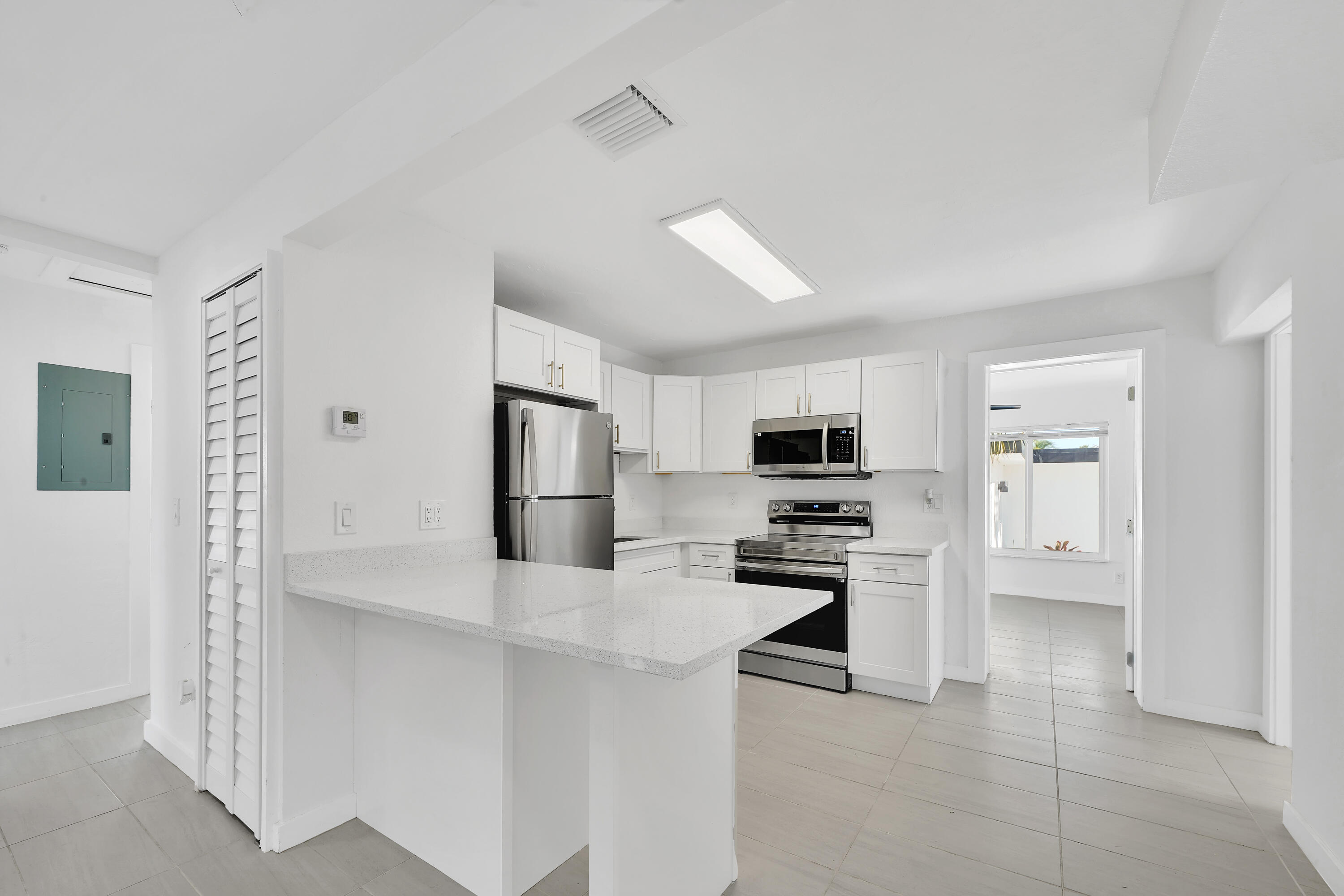 LAUDERDALE PARK 6-33 1/2 - Residential Lease