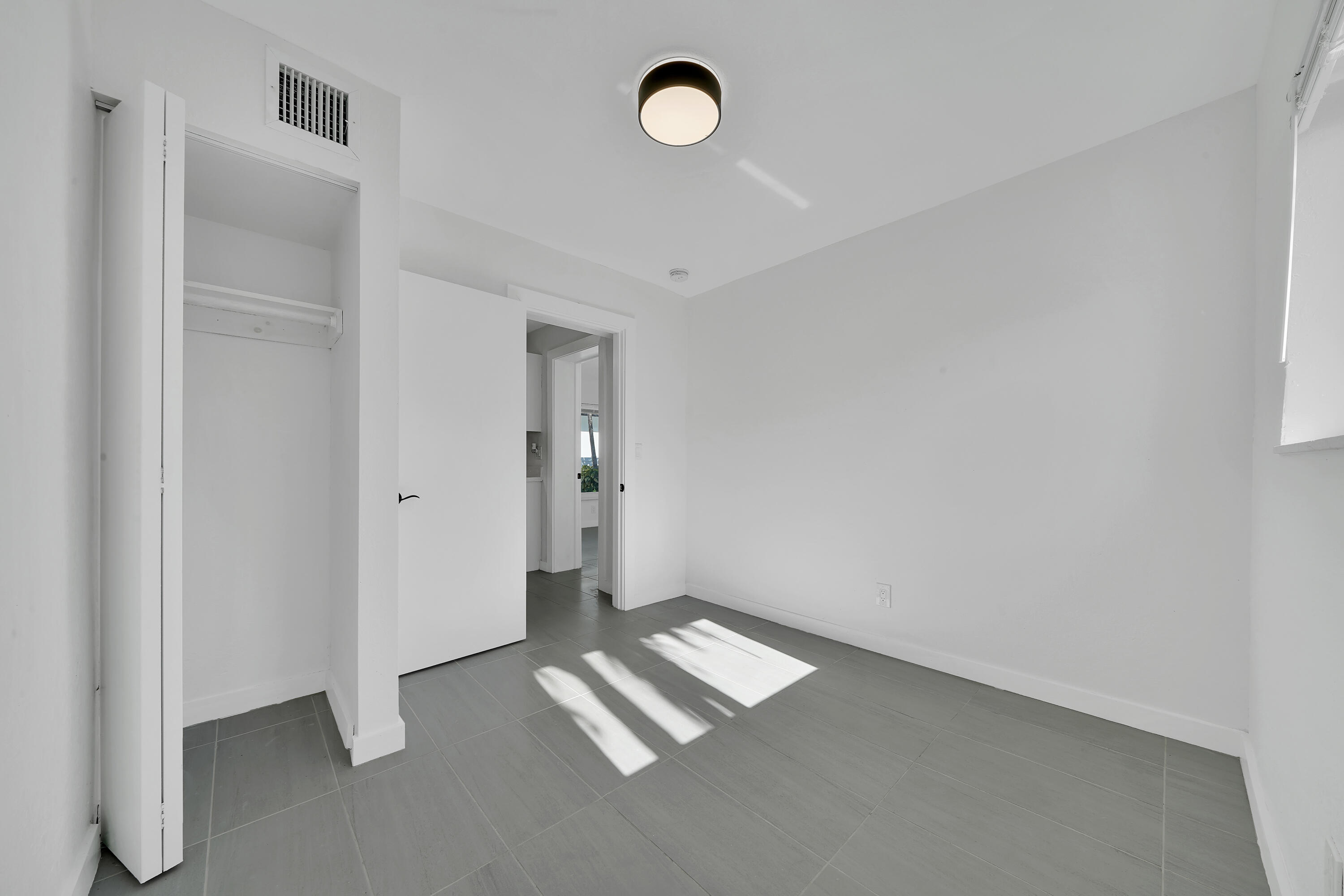 LAUDERDALE PARK 6-33 1/2 - Residential Lease