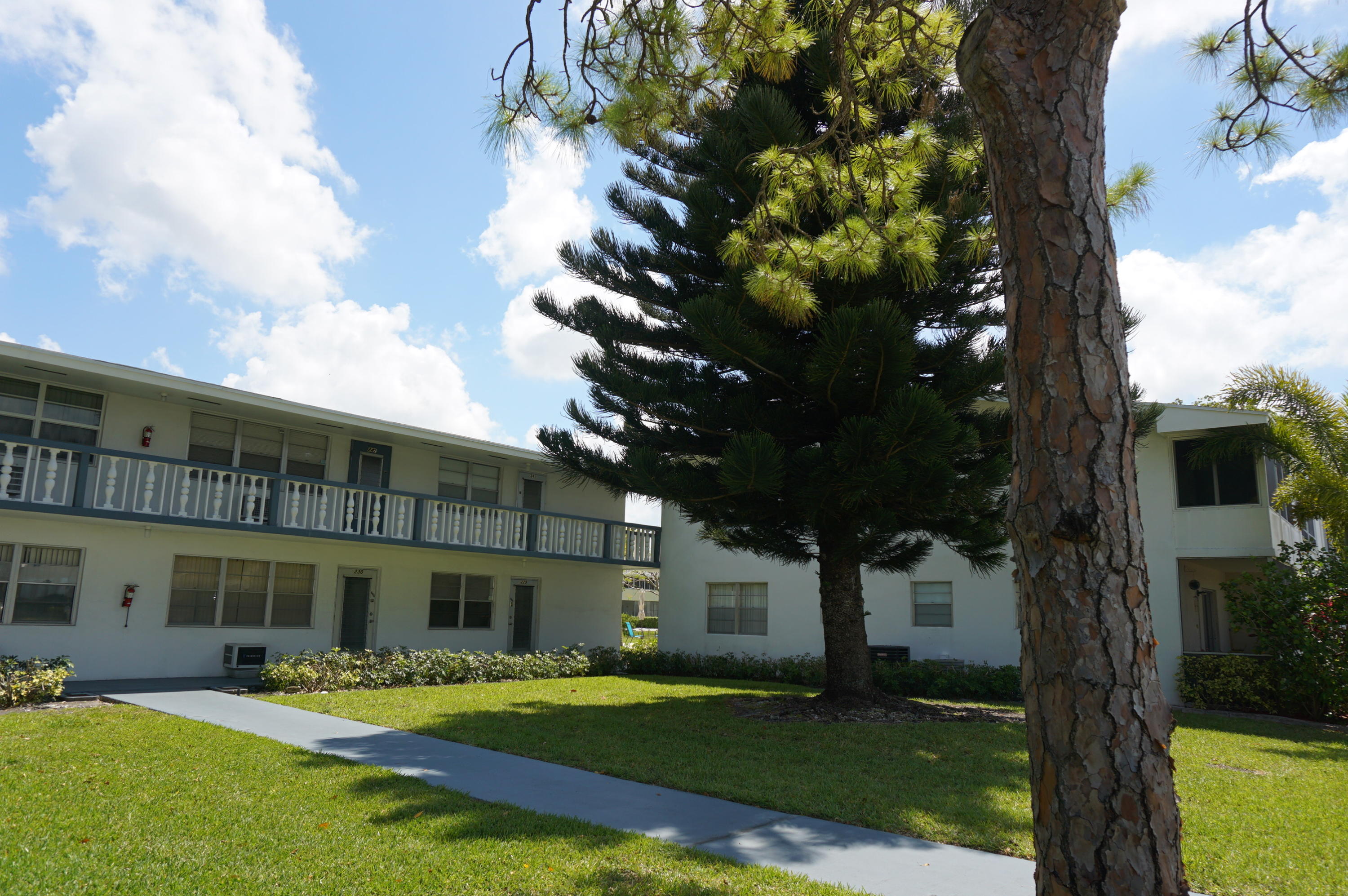 *CENTURY VILLAGE* 1ST FLOOR CONDO - Residential Lease