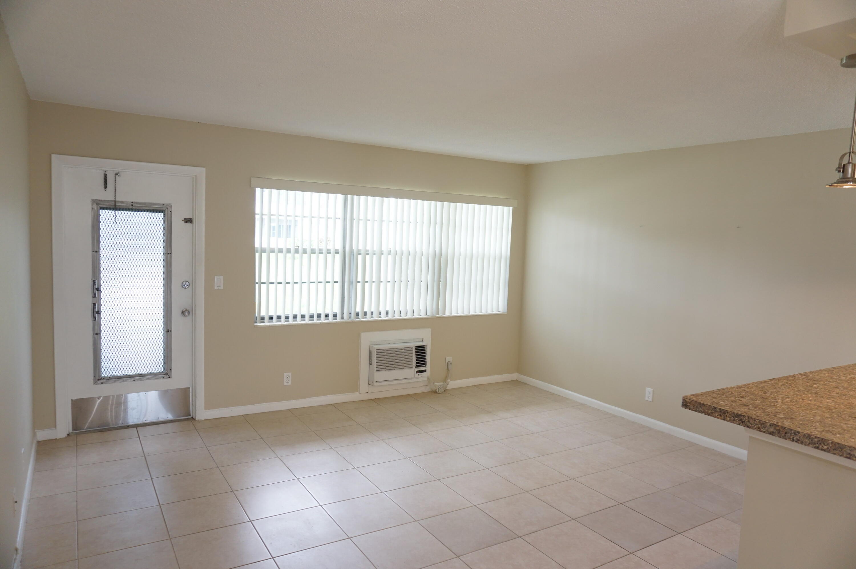 *CENTURY VILLAGE* 1ST FLOOR CONDO - Residential Lease