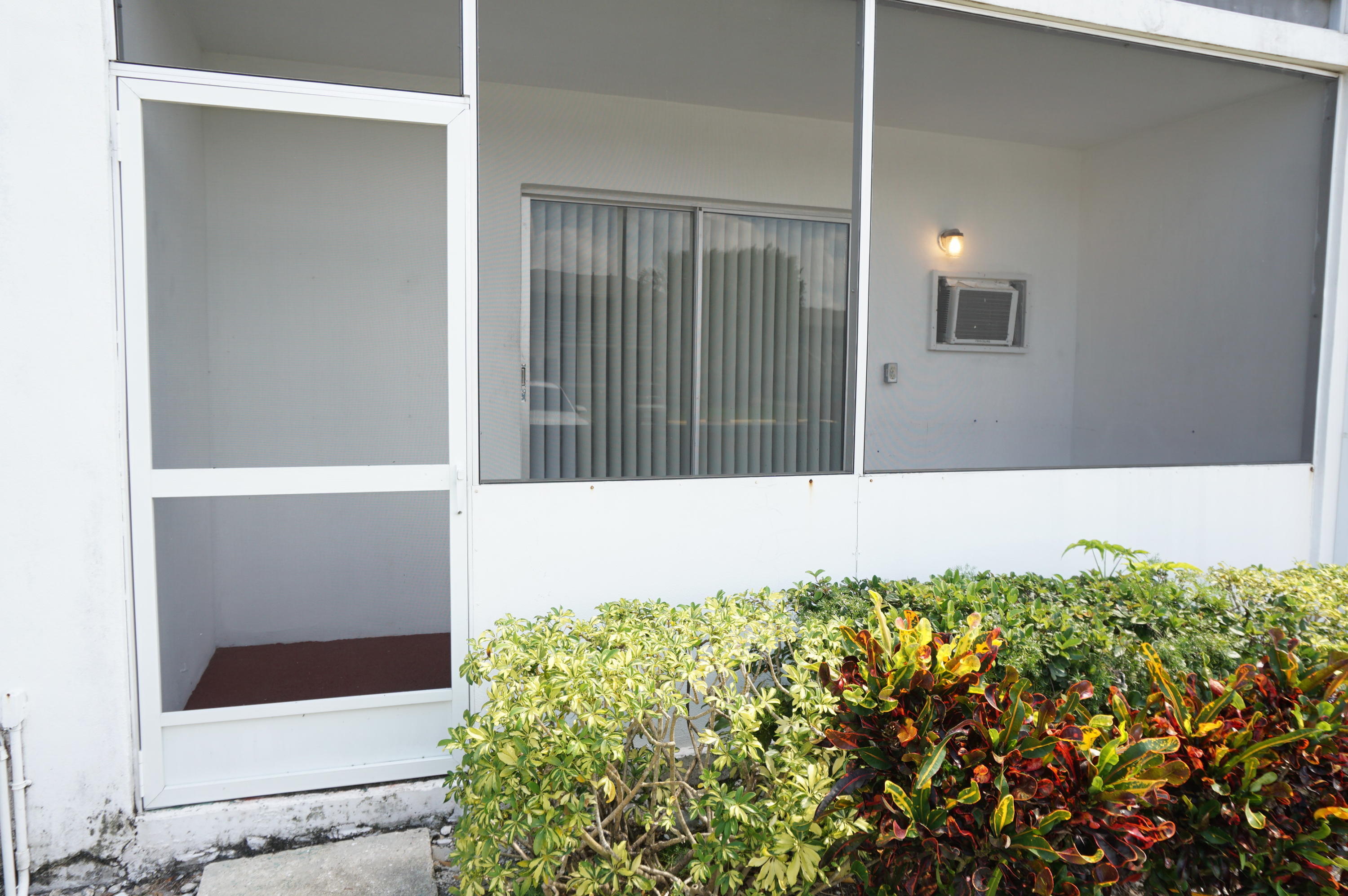*CENTURY VILLAGE* 1ST FLOOR CONDO - Residential Lease