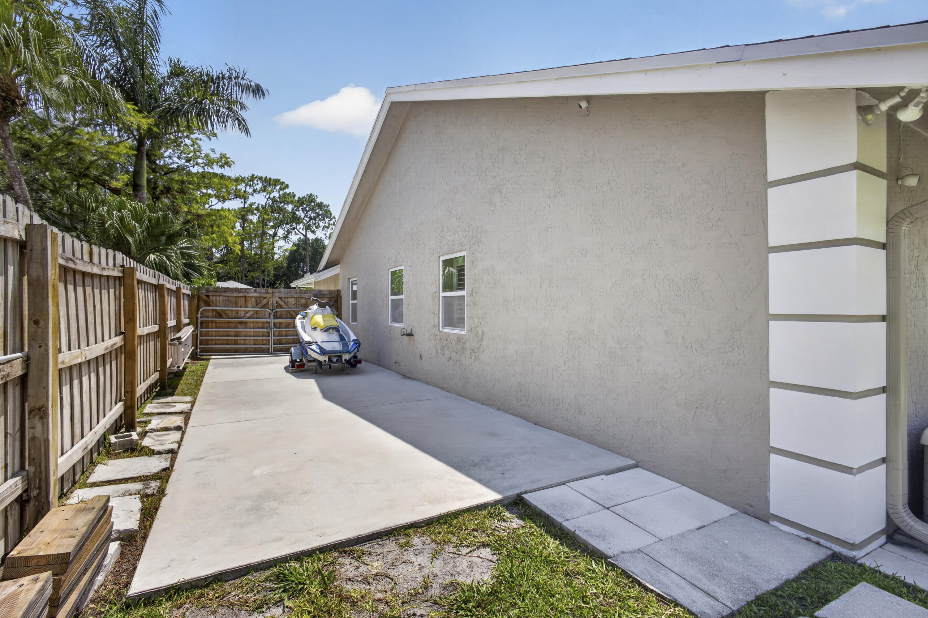 SUGAR POND MANOR OF WELLINGTON - Residential