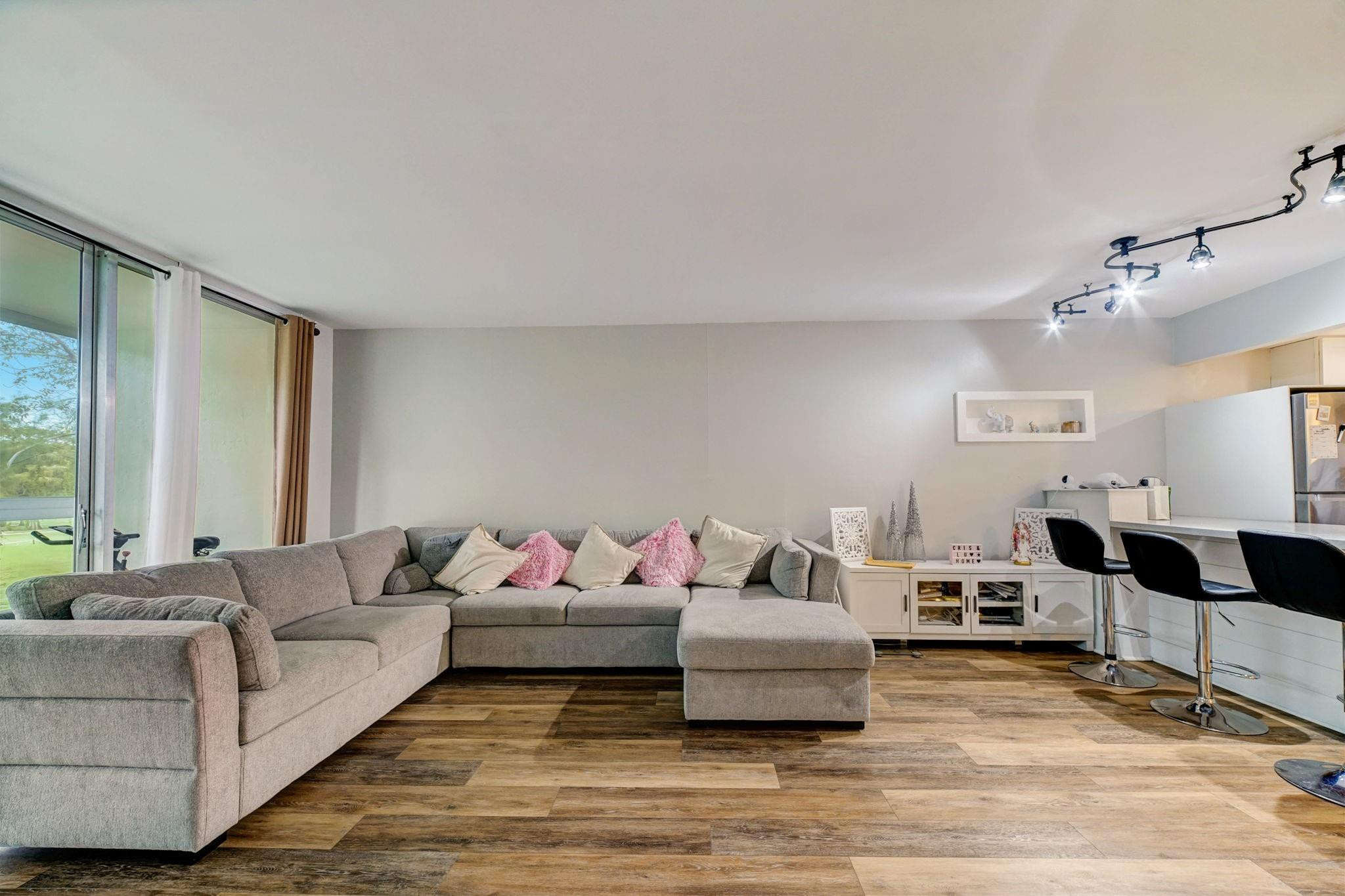 SANDS POINT CONDOMINIUM III - Residential