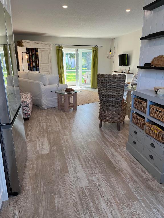 THE LITTLE CLUB CONDO - Residential