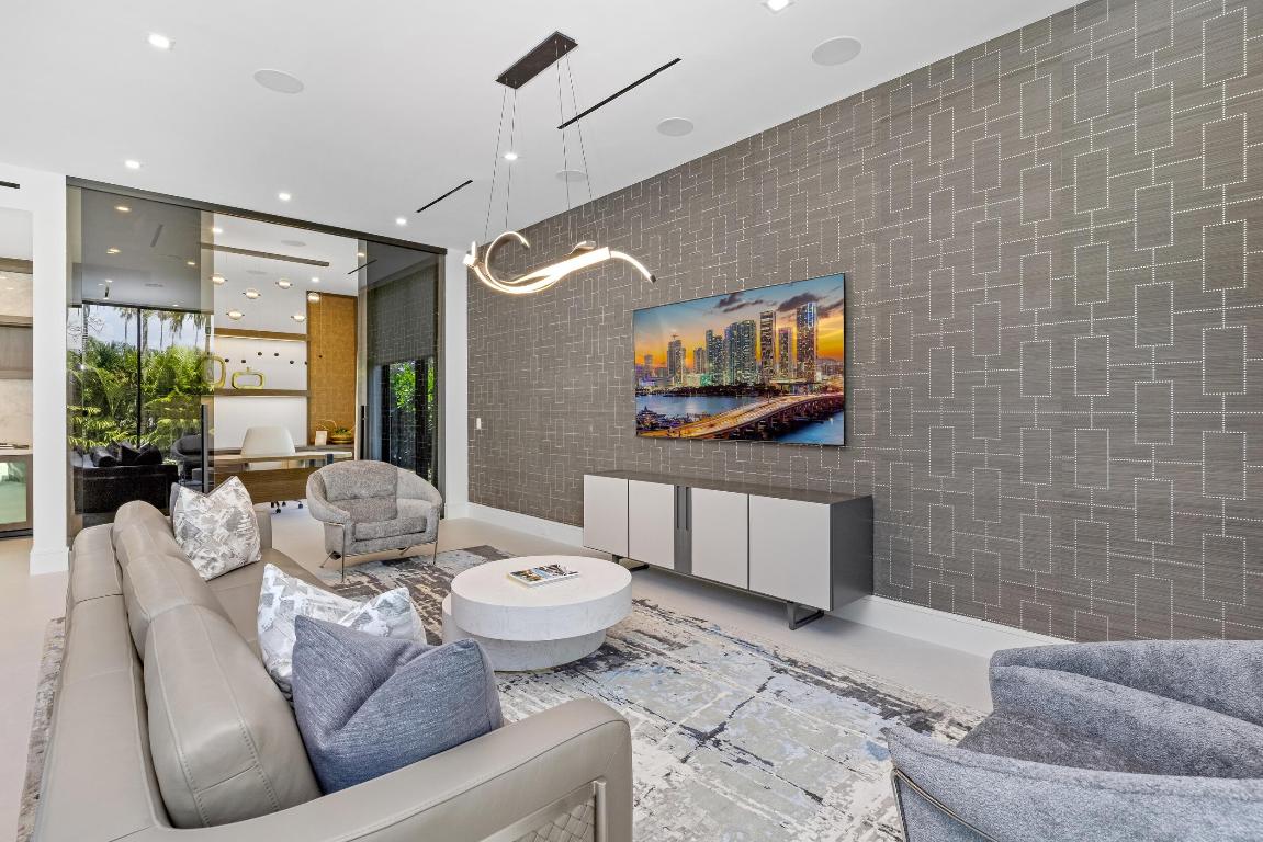 ROYAL PALM YACHT & COUNTRY CLUB - Residential