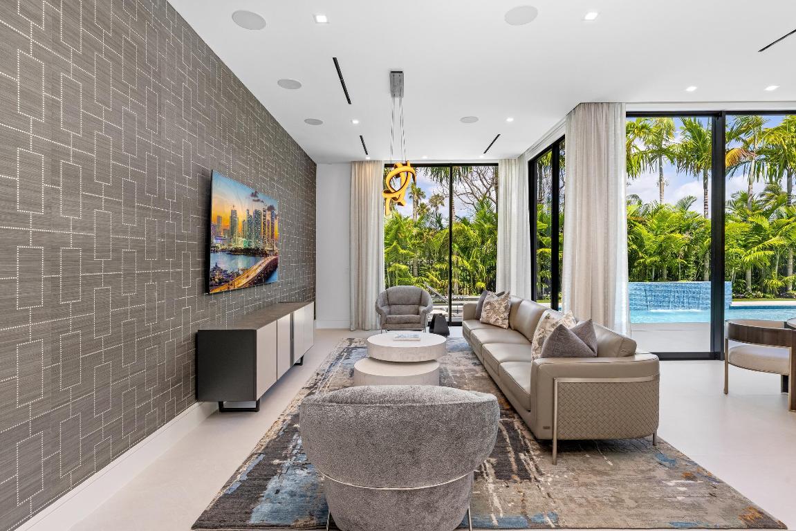 ROYAL PALM YACHT & COUNTRY CLUB - Residential