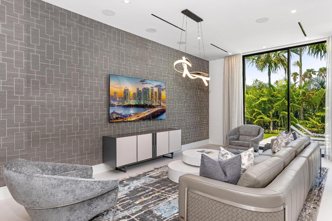 ROYAL PALM YACHT & COUNTRY CLUB - Residential