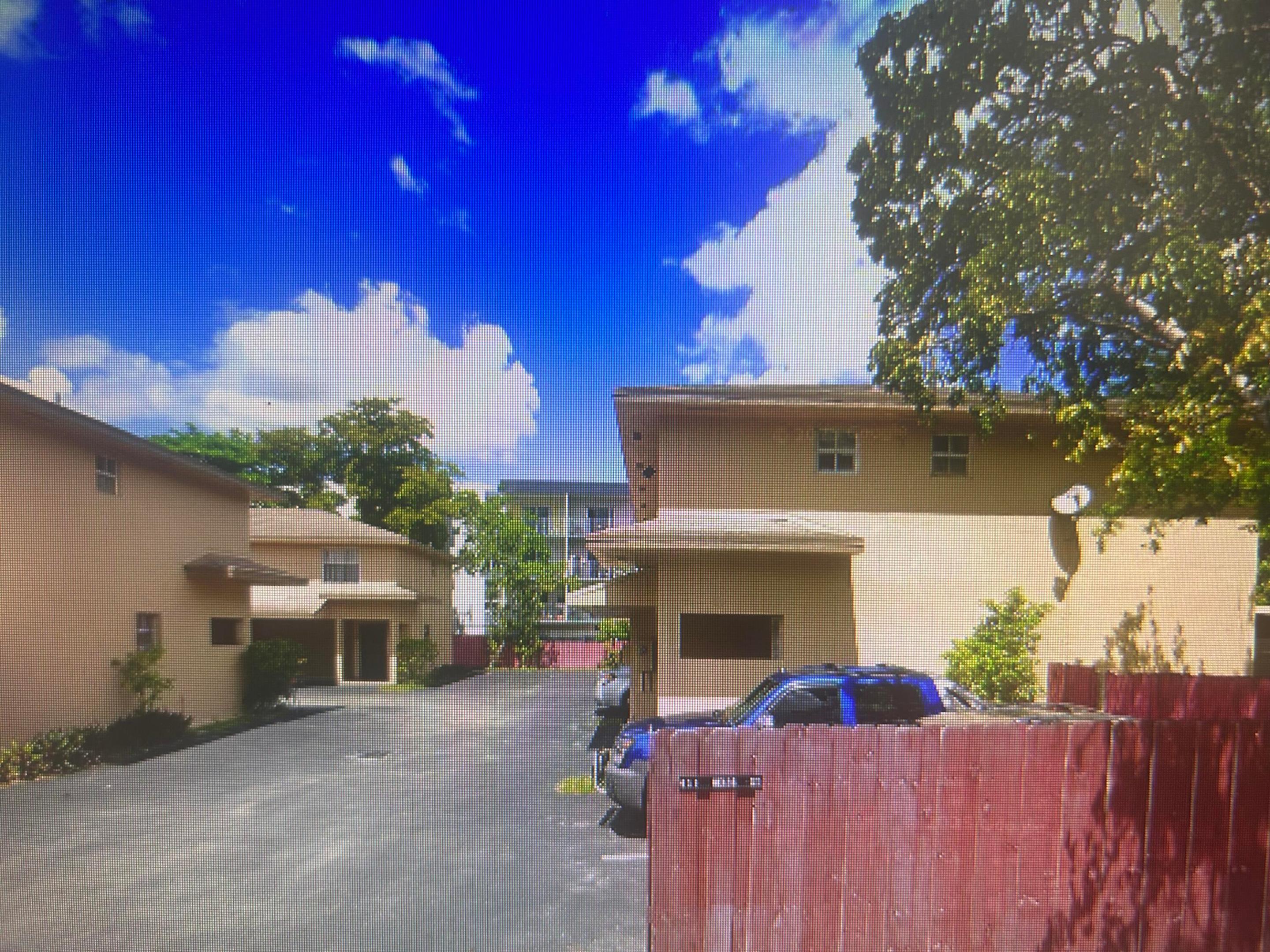 2 STORY TOWNHOUSE 3 BDR 2.5 BATH WITH LARGE EAT-IN OPEN KITCHEN, LOTS OF CLOSET SPACE, 2 COVERED PARKING SPACES. LARGE SCREENED PATIO. WASHER/DRYER IN THE UNIT. CAN BE RENTED INMEDIATELLY