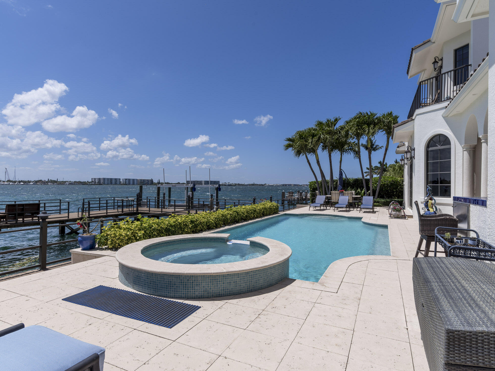 Yacht Harbor Manor - Residential