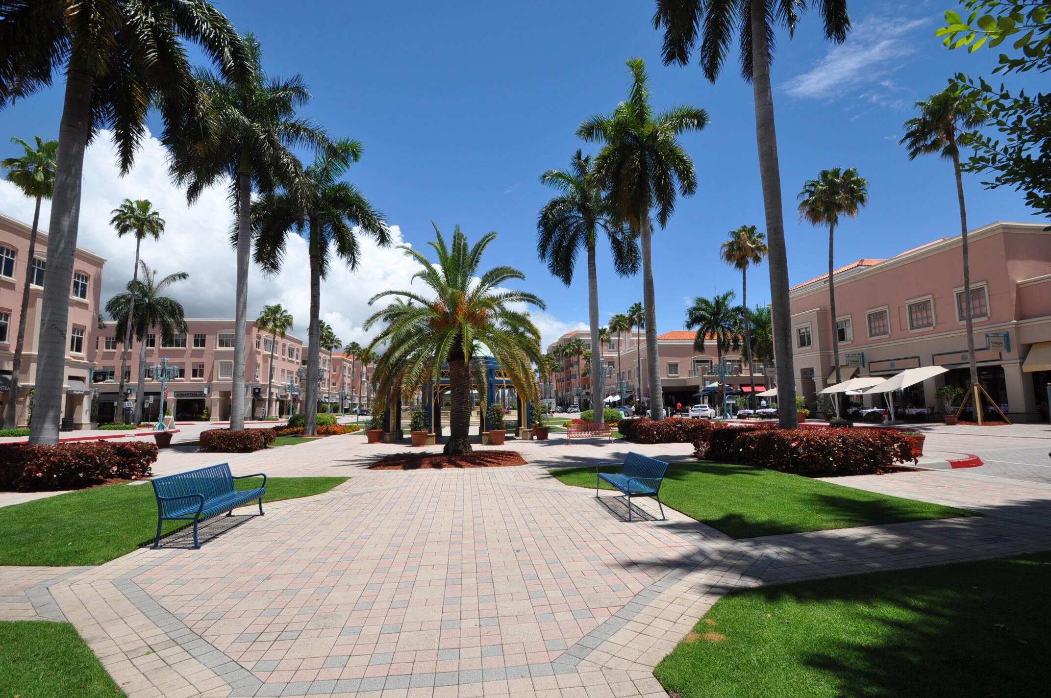 ROYAL PALM YACHT & COUNTRY CLUB - Residential