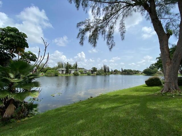 LOVELY 2/2,5 TRILEVEL WITH AN OUTSTANDING VIEW ON THE LAKE!  SCREENED IN PATIO WITH LAKE VIEW PLUS A PRIVATE COURTYARD/ATRIUM OFF KICHEN.  TILED THRUOUT DOWN STAIRS AND LAMINATE IN THE BEDROOMS UPSTAIRS.  IMPECCABLE!  2 CAR GARAGE ON A CUL DE SAC!!  ASSOCIATION SAYS 725 CREDIT A MUST.  ALL AGES!  2 PETS OKAY!  INCLUDED IN MAINTENANCE IS INSURANCE FOR THE BUILDING, PEST AND TERMITE CONTROL.  MAINTEANCE OF THE ROOF, LANDSCAPING AND 3 HEATED SWIMMING POOLS.  YOU WILL LOVE LIVING HERE!!!