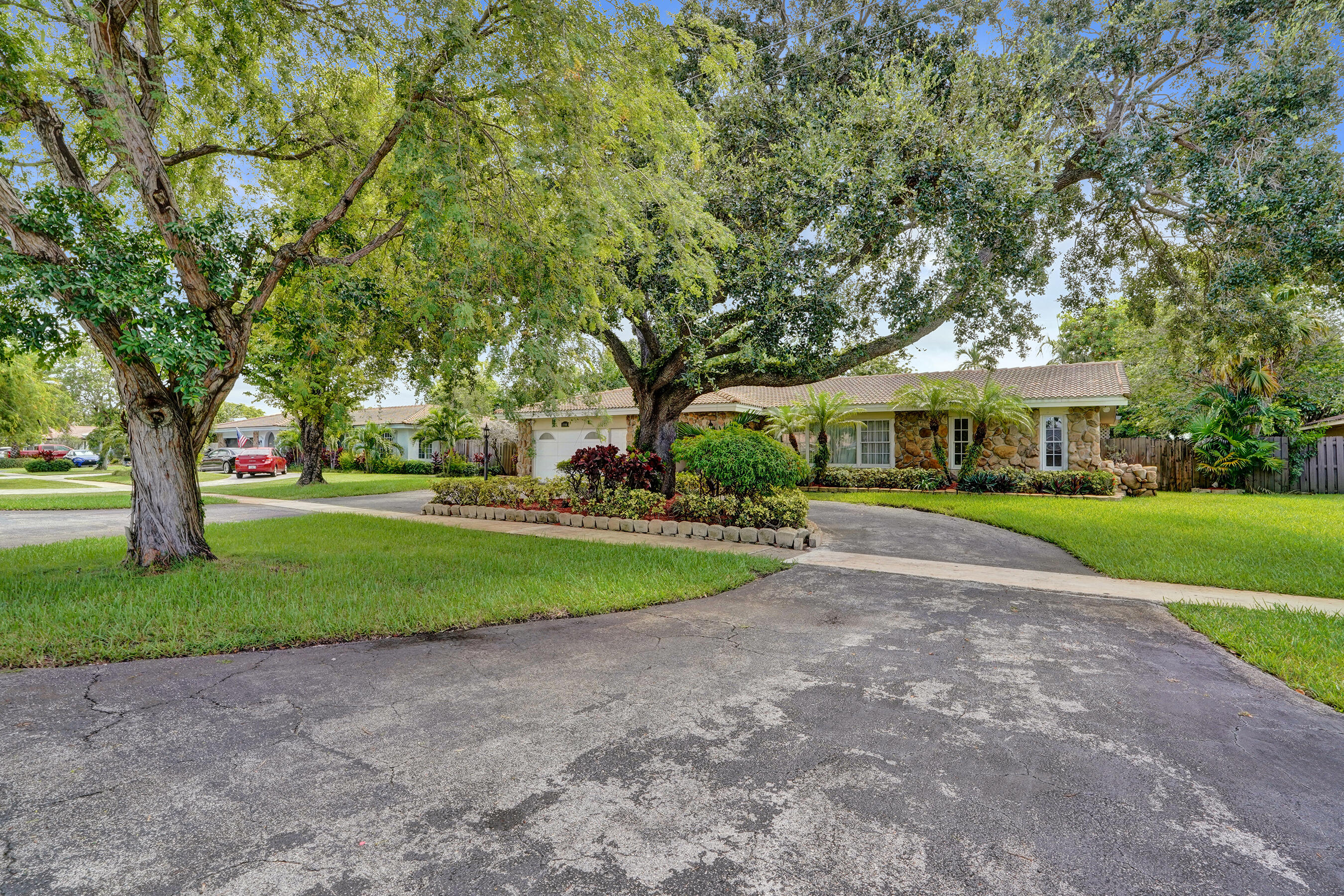 PRICED TO MOVE!! This is your opportunity to get into Royal Palm South at a competitive price. 4 bedrooms + converted garage/ flex room (optional 5th bedroom with an extra 483 sqft, includes large walk-in closets.) 2 bathrooms, one updated in 2018, both lead out to the pool. This home features a popular split floorplan, perfect for kids/ in-laws. Additional features include a well maintained durable tile roof from 2004, a recently replaced flat roof from 2022. New A/C from 2024, large circular driveway and fully fenced. The renovated kitchen has granite counters and stainless steel appliances. Brand new carpet in 3 bedrooms, real wood floors in the primary and formal areas. Easy to show! Call Today!