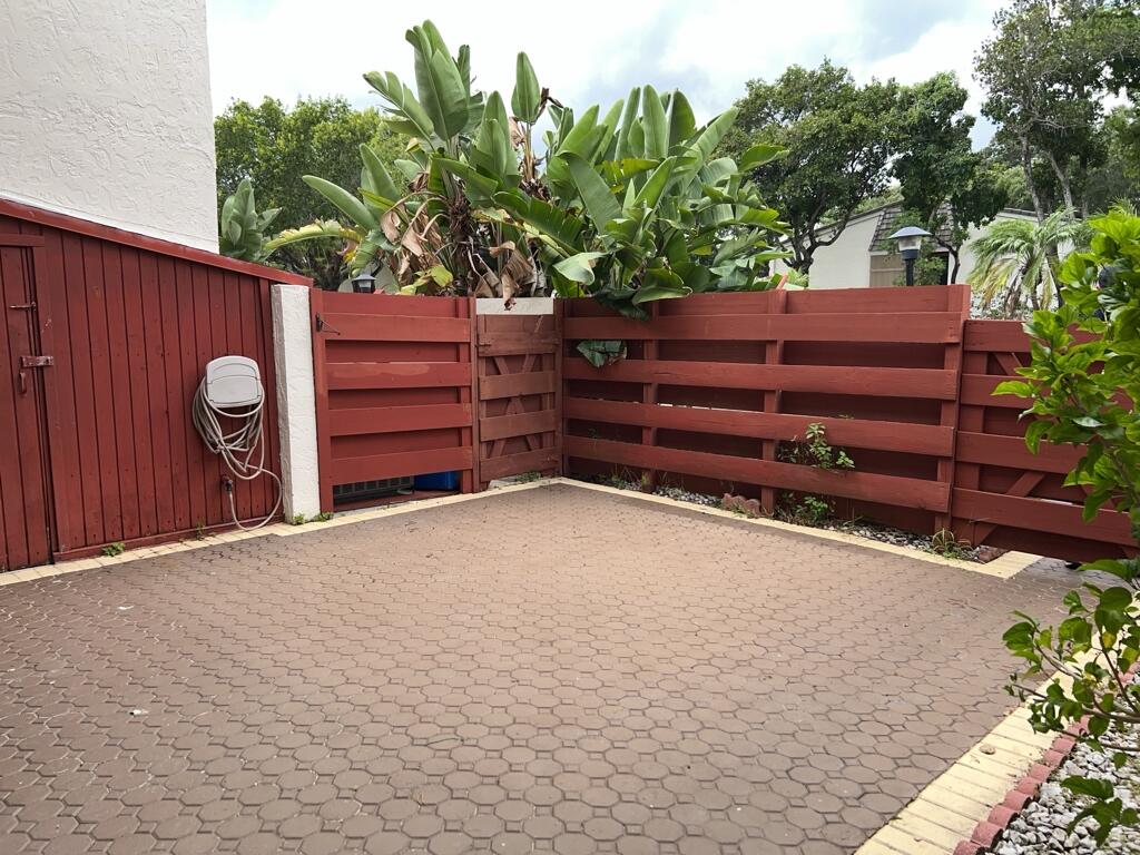 FAMILY TOWNHOUSES OF THE LAKES - Residential Lease